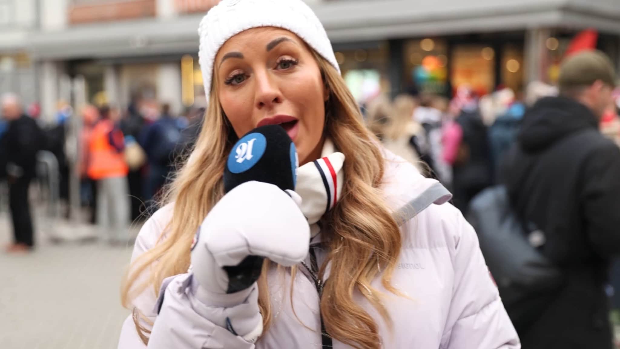 Carina sjekker ut livet i busskøen