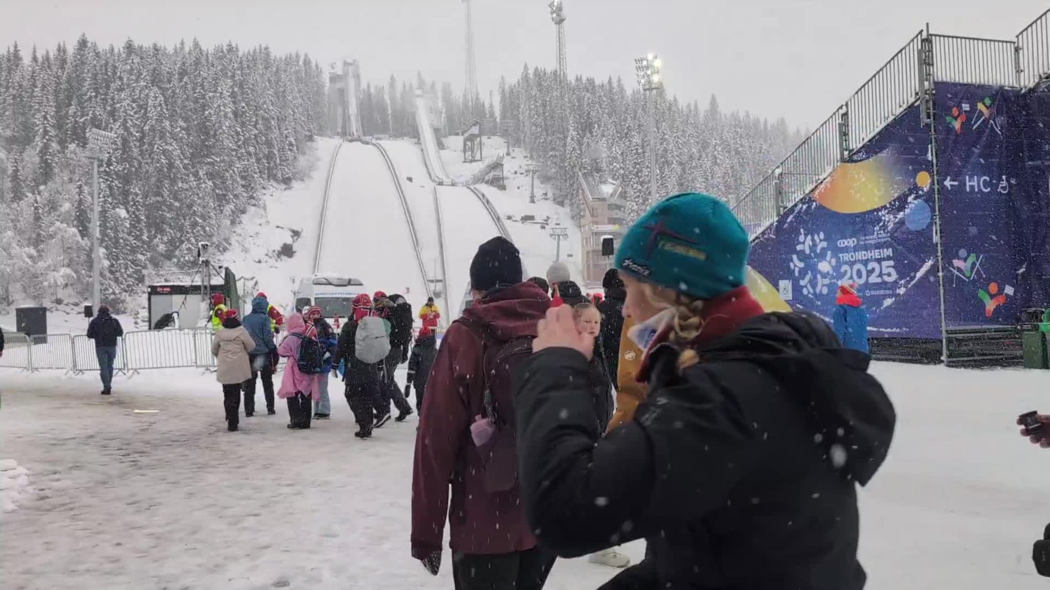 Snøen laver ned i Granåsen tirsdag
