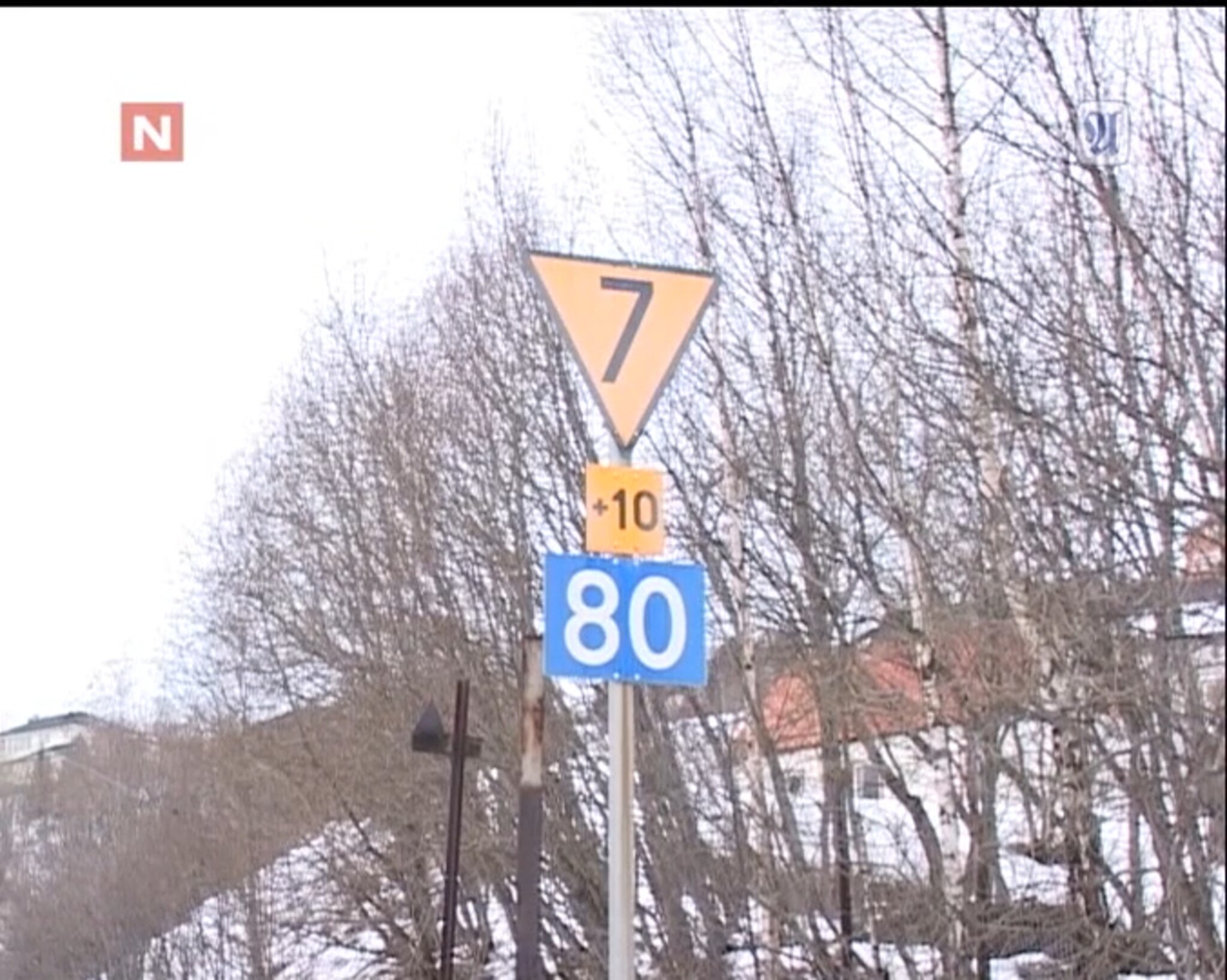 Trafikkskilt med blå fart for tog