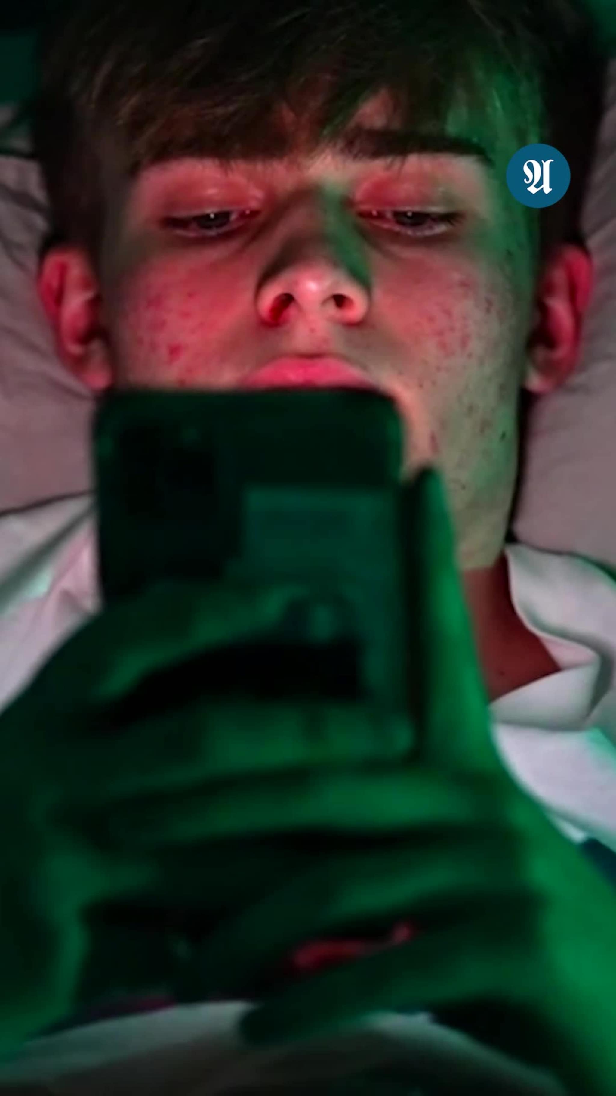 Andreas (19) scroller på telefonen til over midnatt
