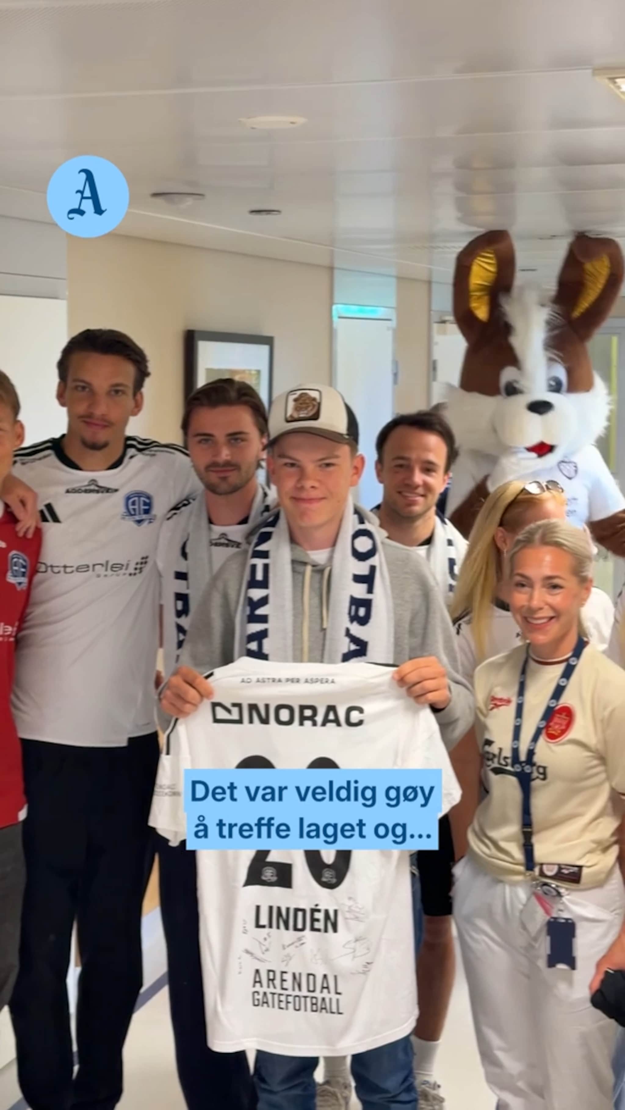 Delte ut drakter til barna