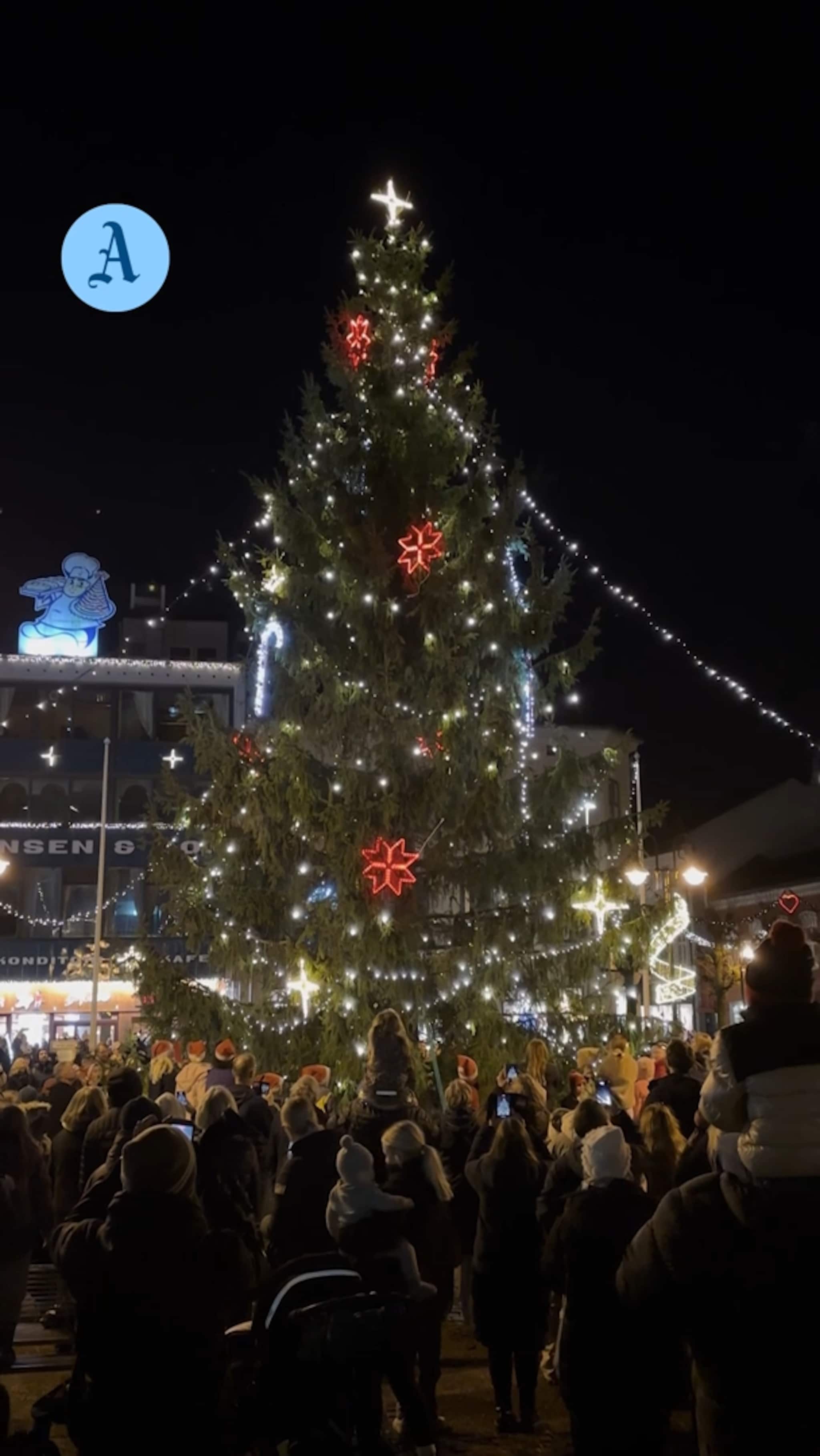 Byen samlet seg for julegrantenning