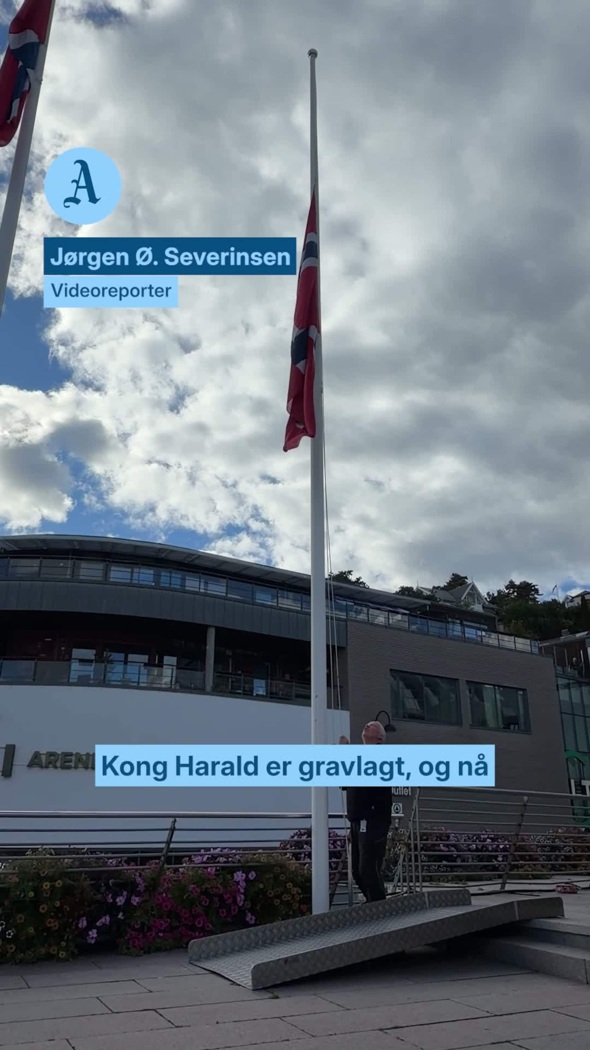 Her heises flaggene til topps