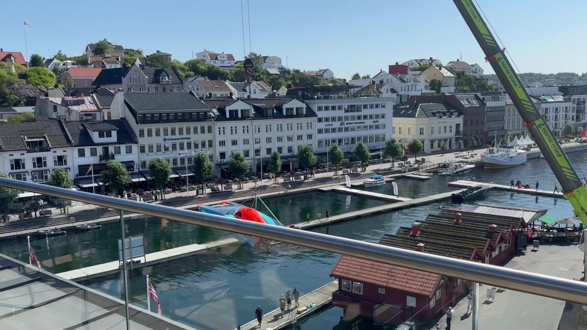 Båter heises ut