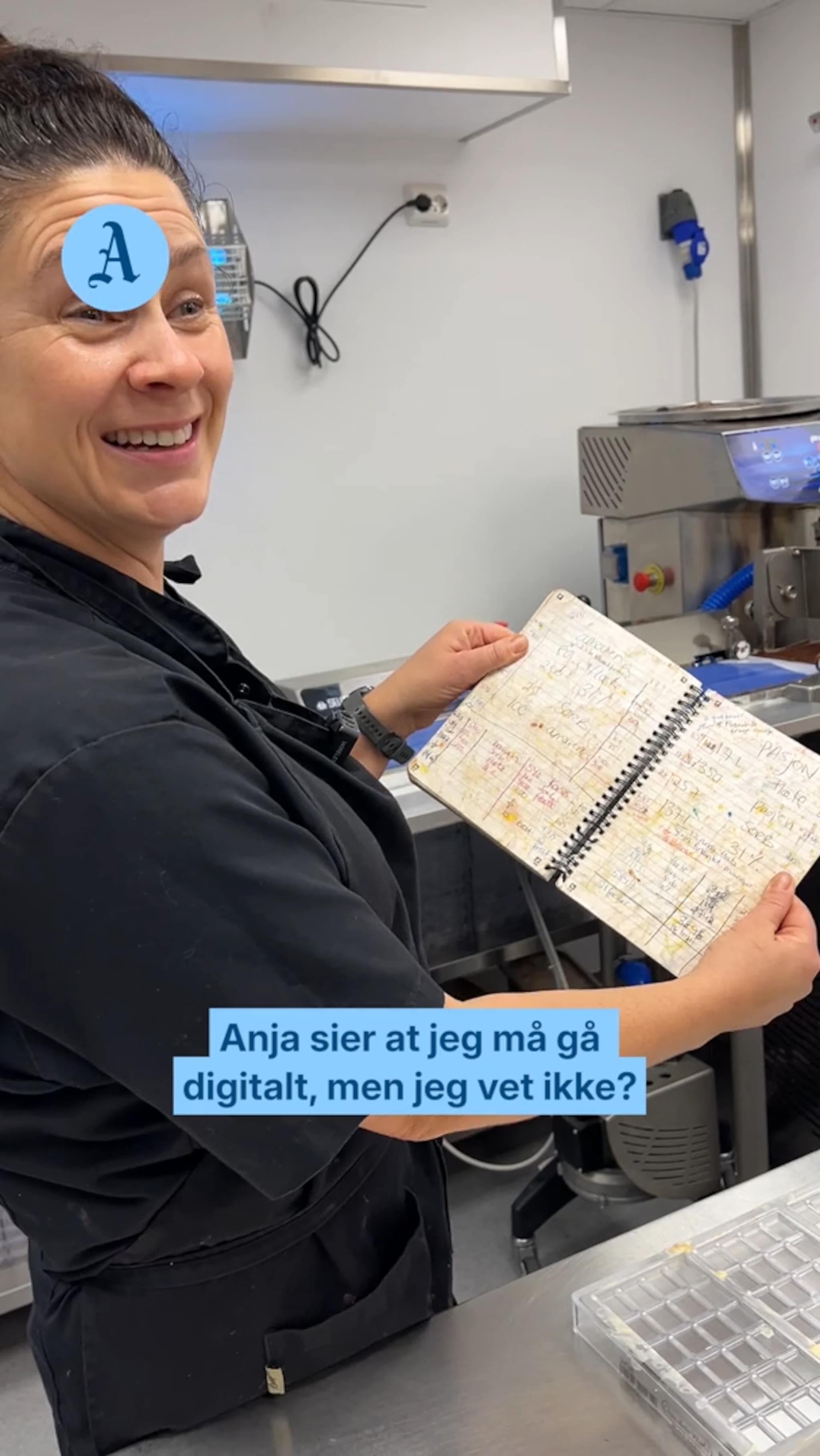 Mia skriver oppskriftene på gamlemåten