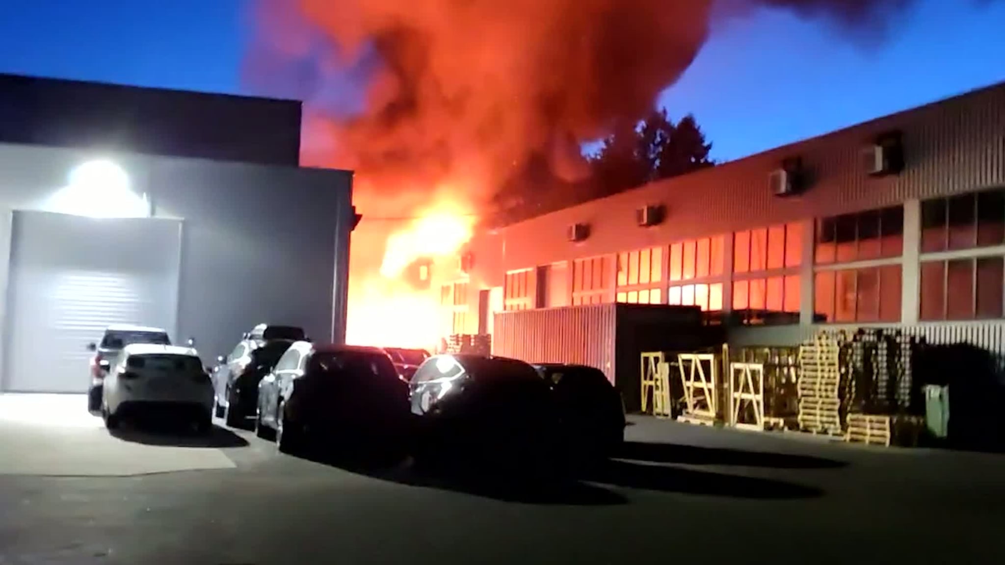 Brann ved industribygg på Nedenes