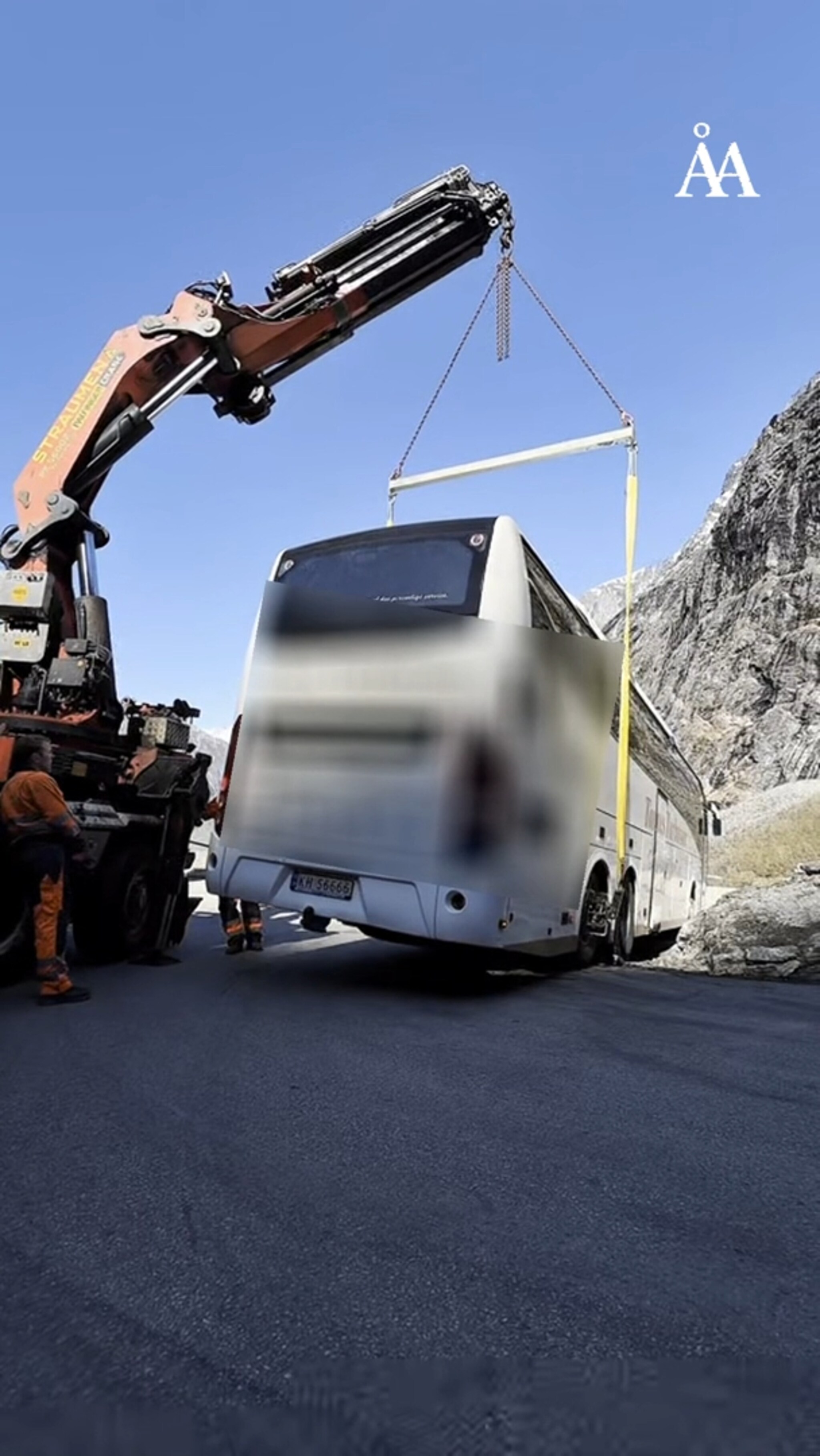 Her løftes bussen
