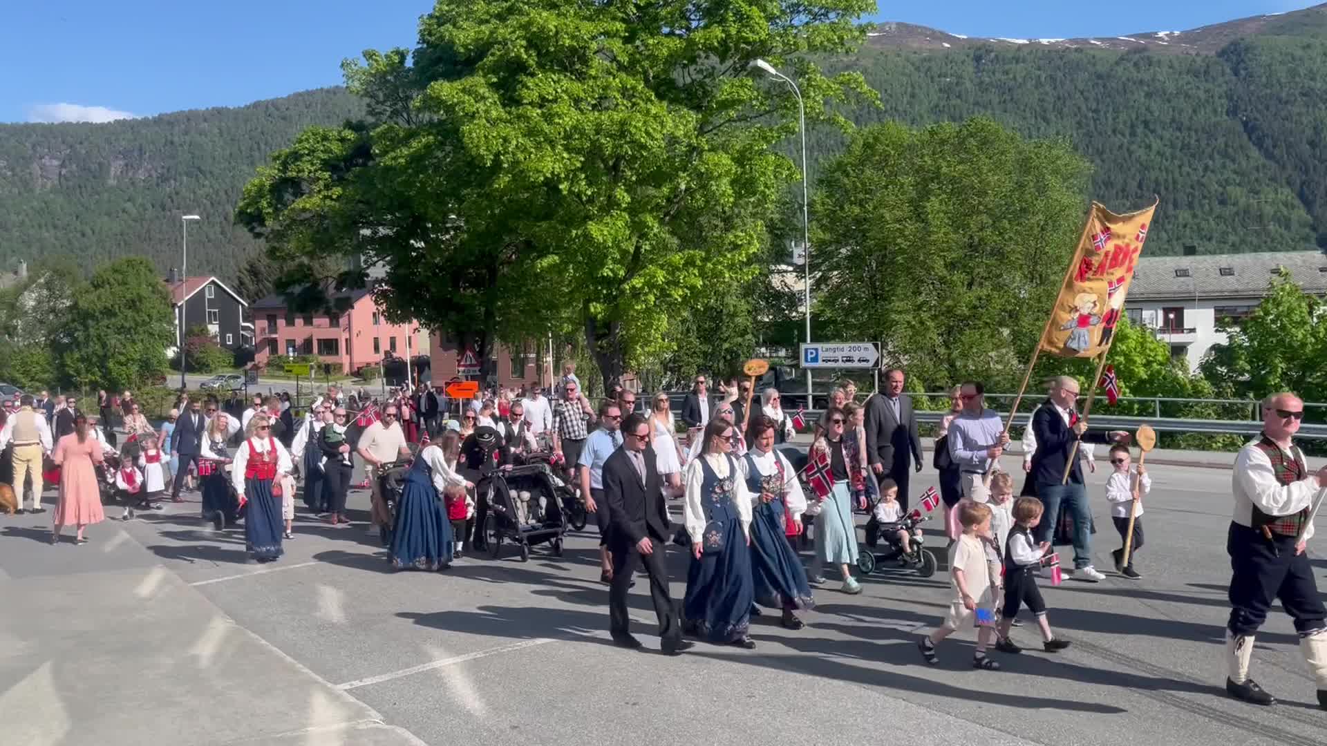 VIDEO: Topp 17. Mai-stemning I Sentrum - Andalsnes-avis.no