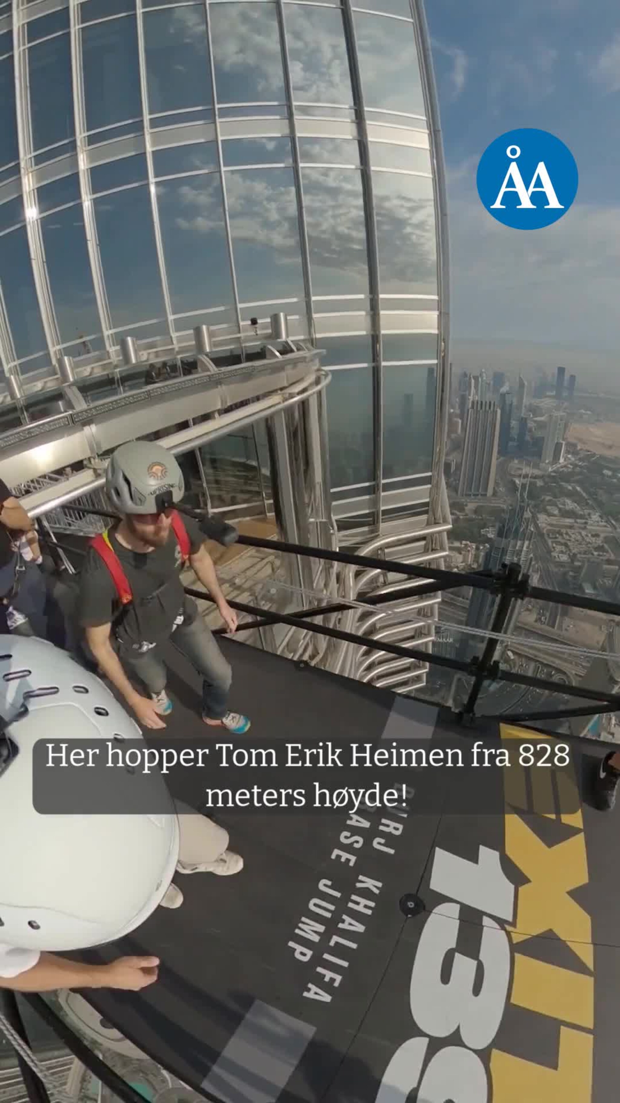 Her hopper han fra verdens høyeste bygg!