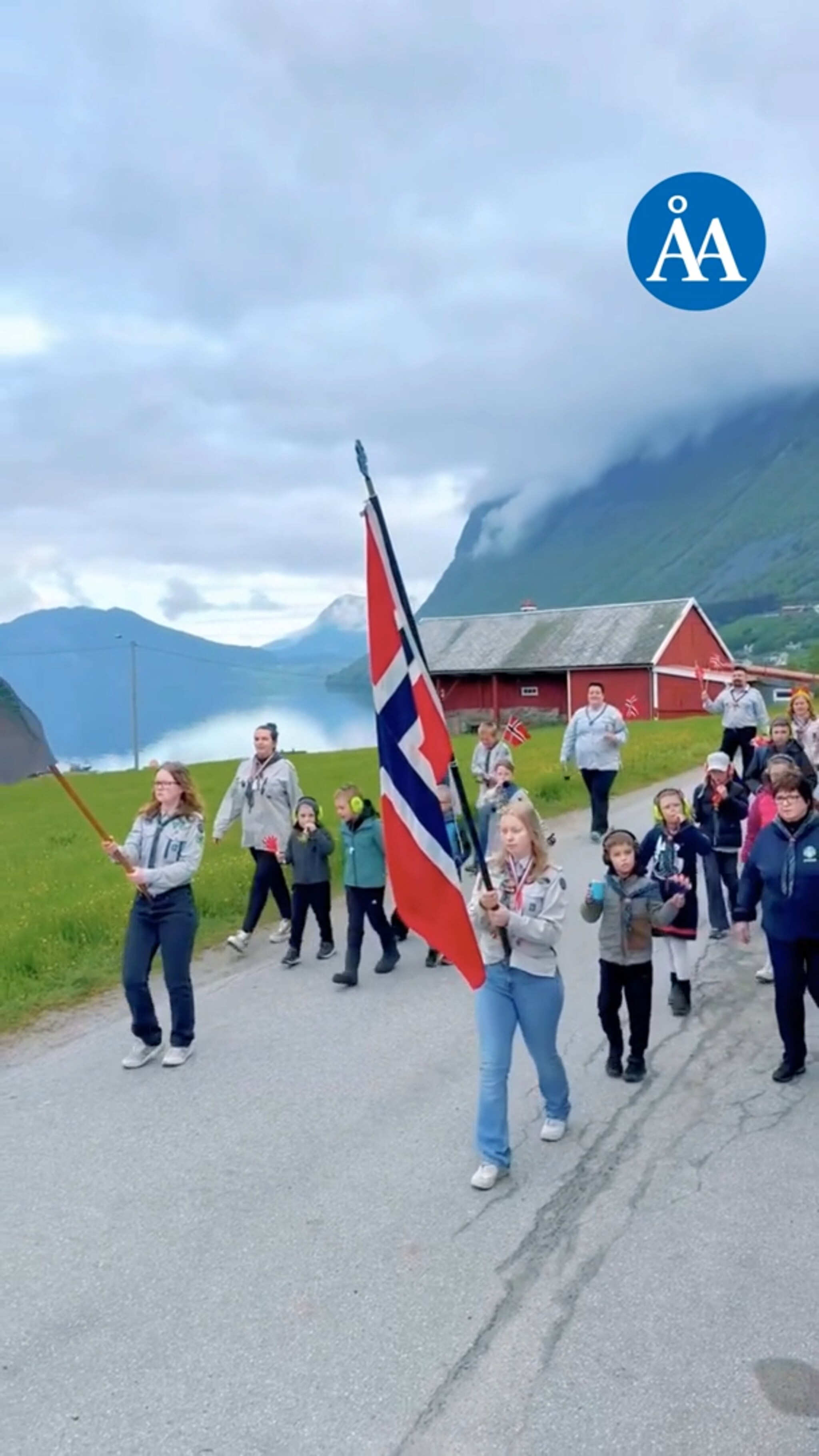 Speidernes skrangletog vekker Innfjorden