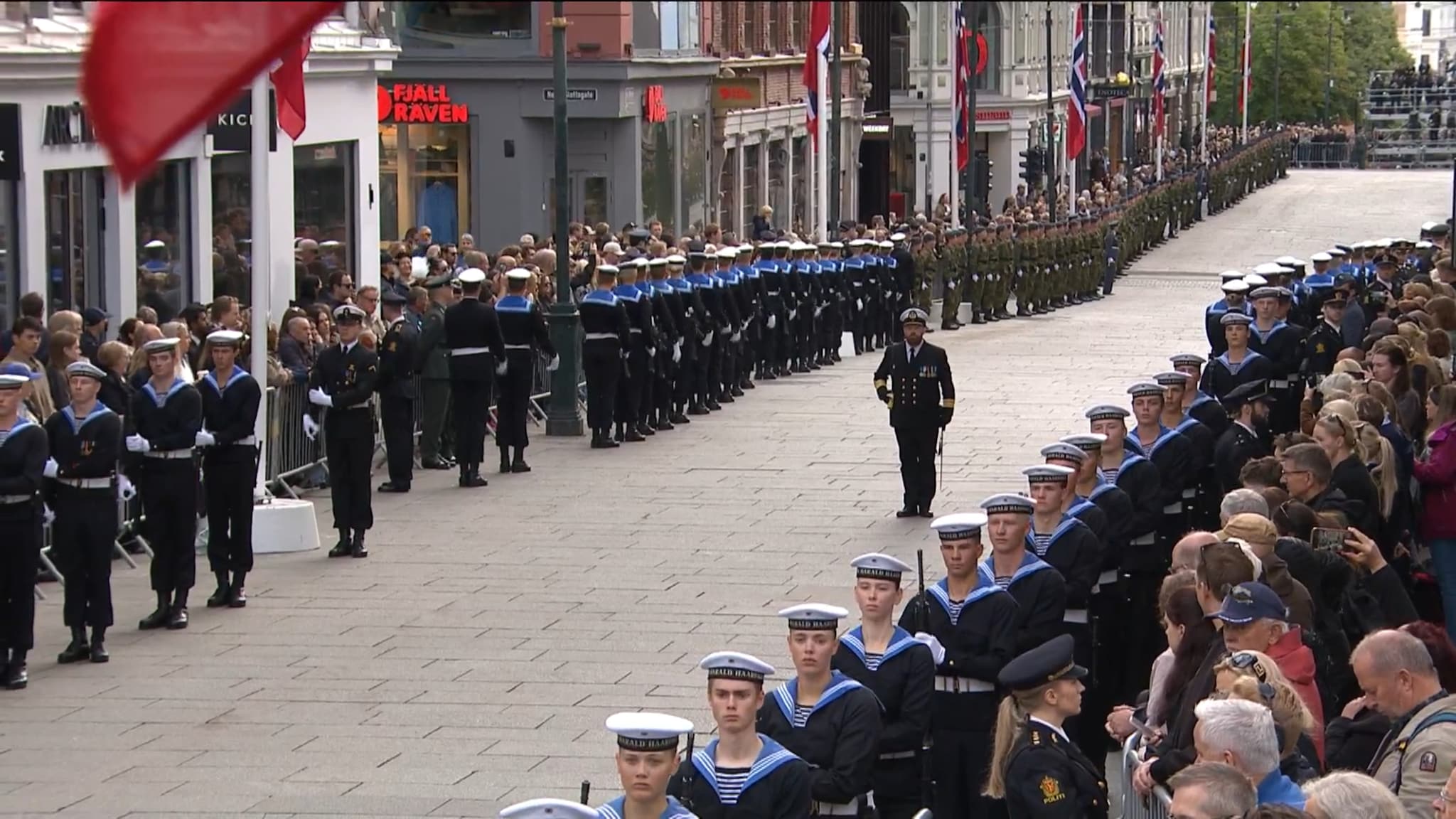 Her stiller soldatene seg opp langs Karl Johan