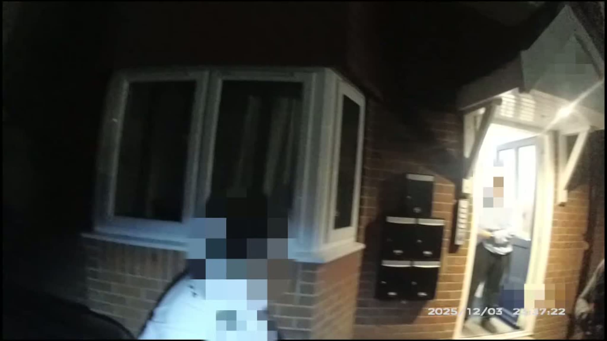 Jeg er knivstukket, sa 18-åringen og ble lagt i håndjern. Videoen av drapet har utløst opptøyer.