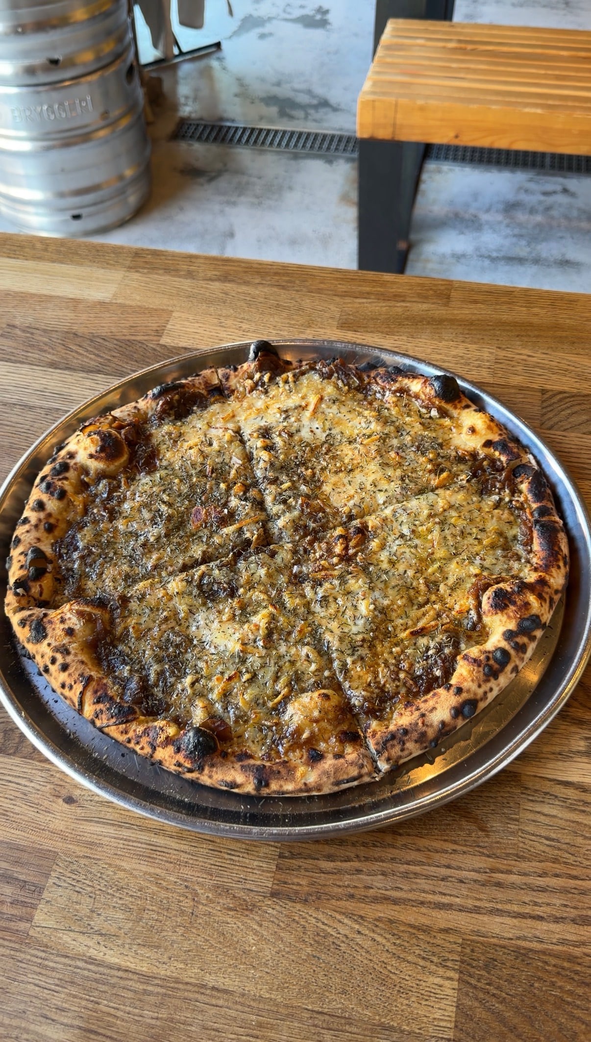 Forhåndsvisning av Slik lager du løksuppepizza hjemme.