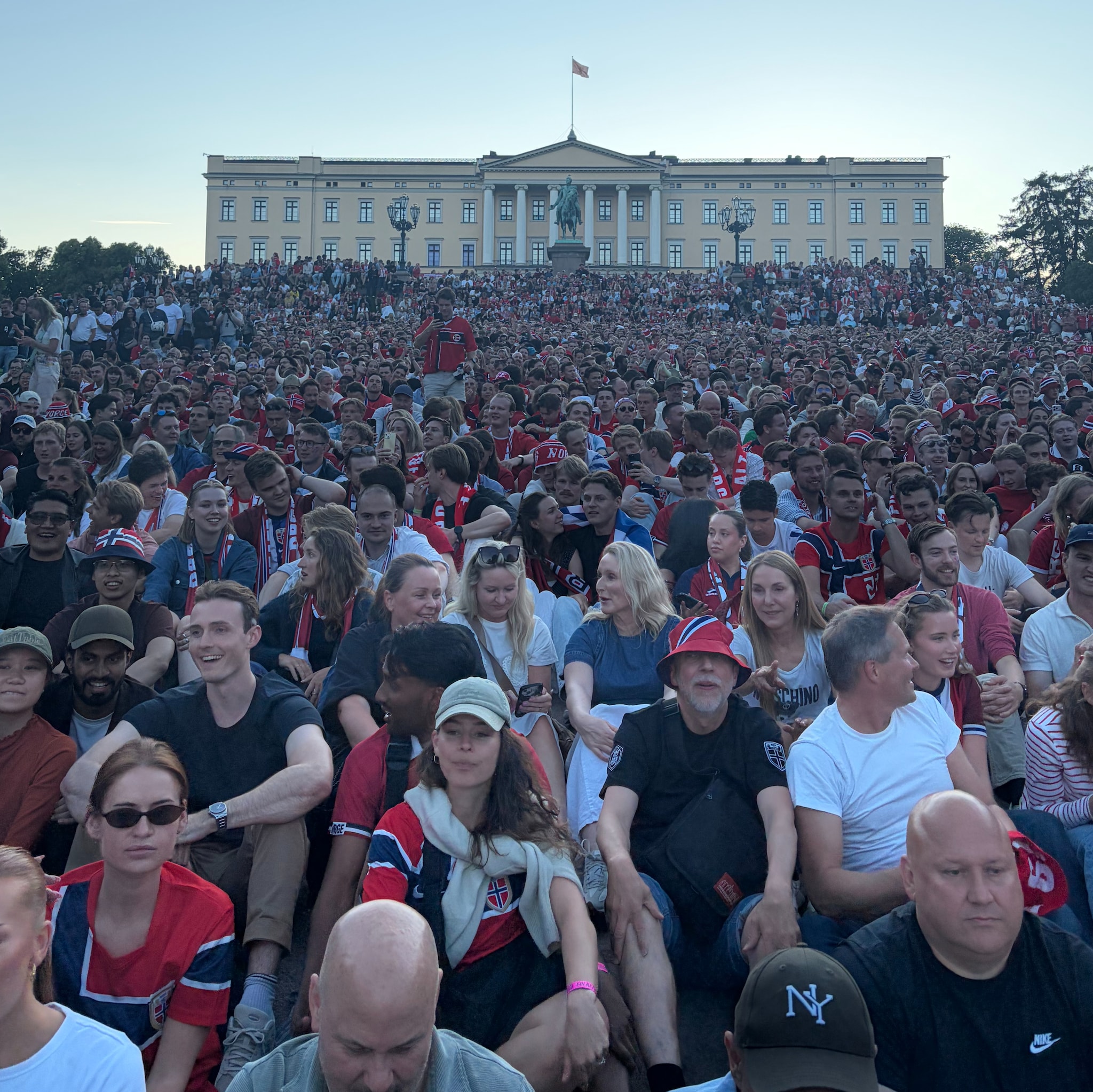 Folkefest i Oslo. Nå koker det foran kongen.