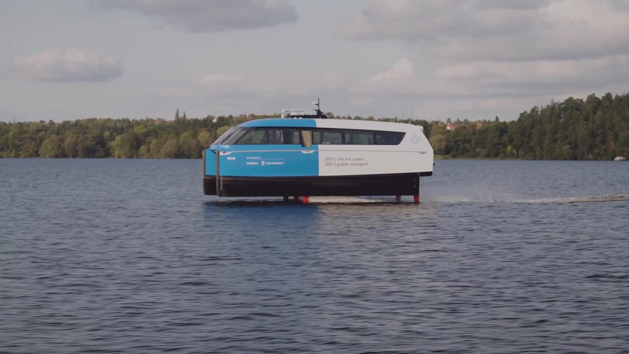 Den «føles som et flyvende teppe over vannet». Nå er fergen kjøpt inn til Norge.