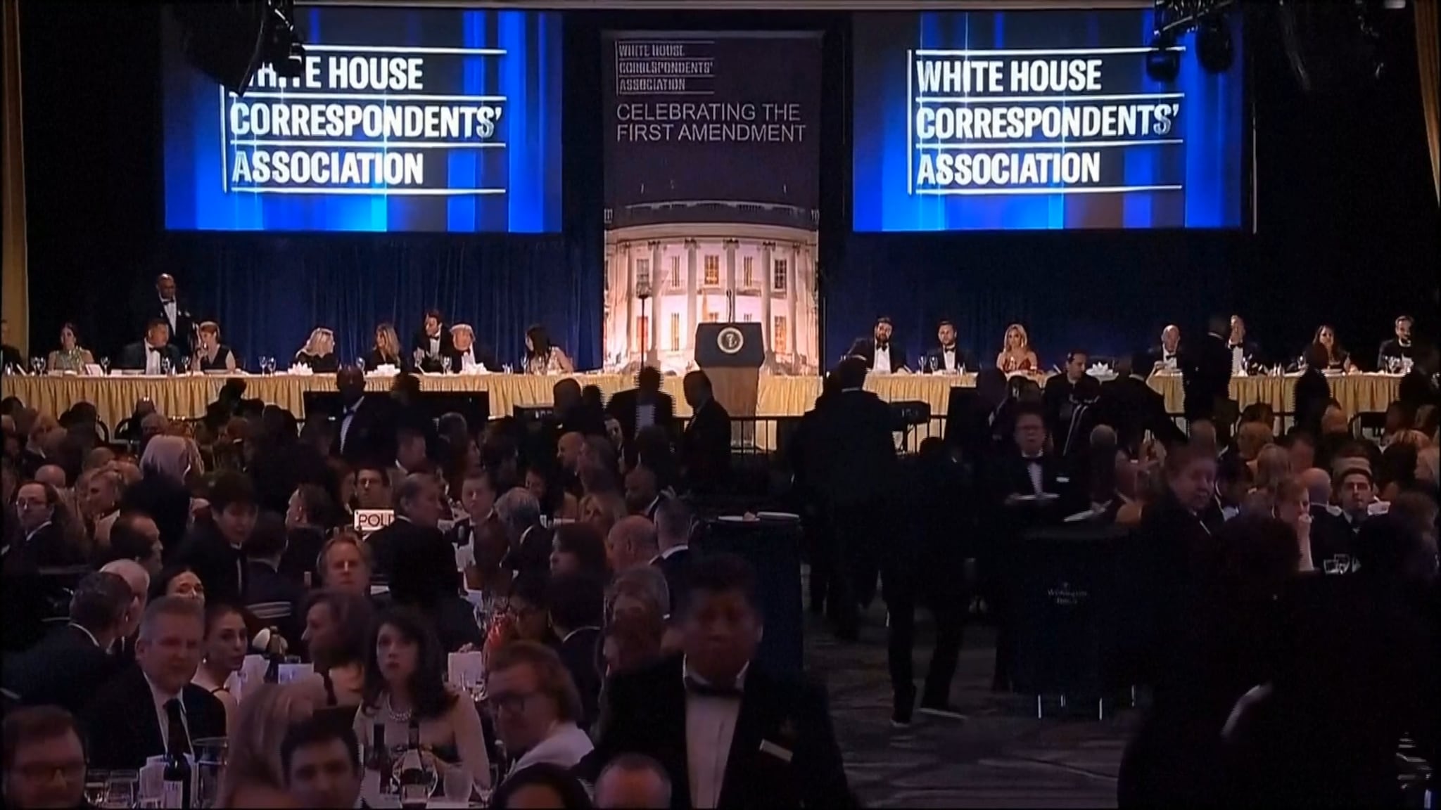 Først høres skuddene, så evakueres Trump