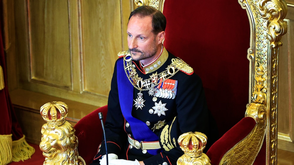 Kongen på vei for å åpne Stortinget