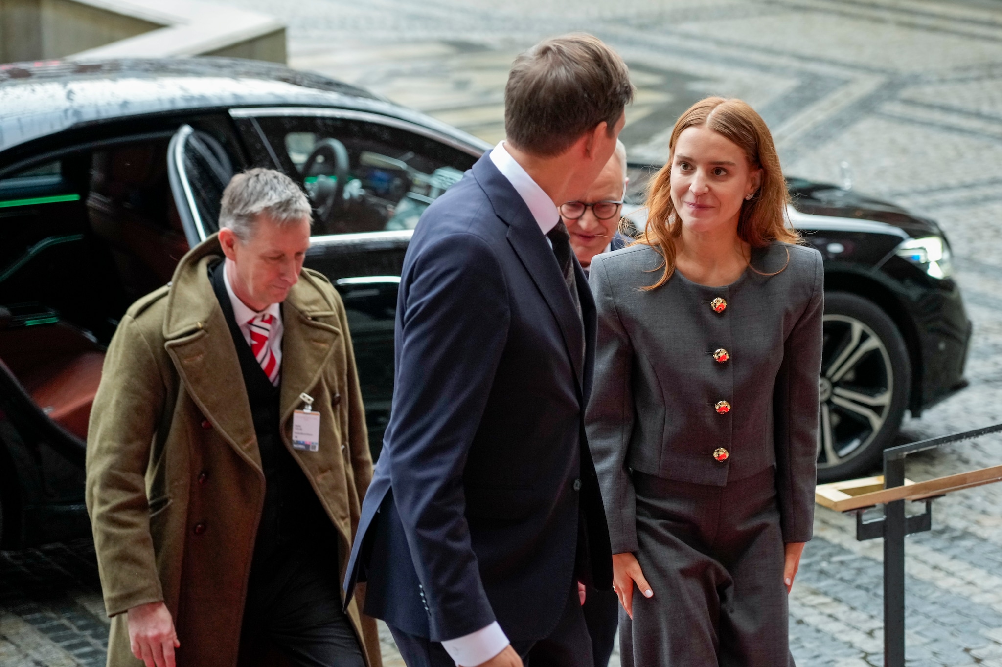 Se utdelingen av Nobels fredspris. Én person mangler.