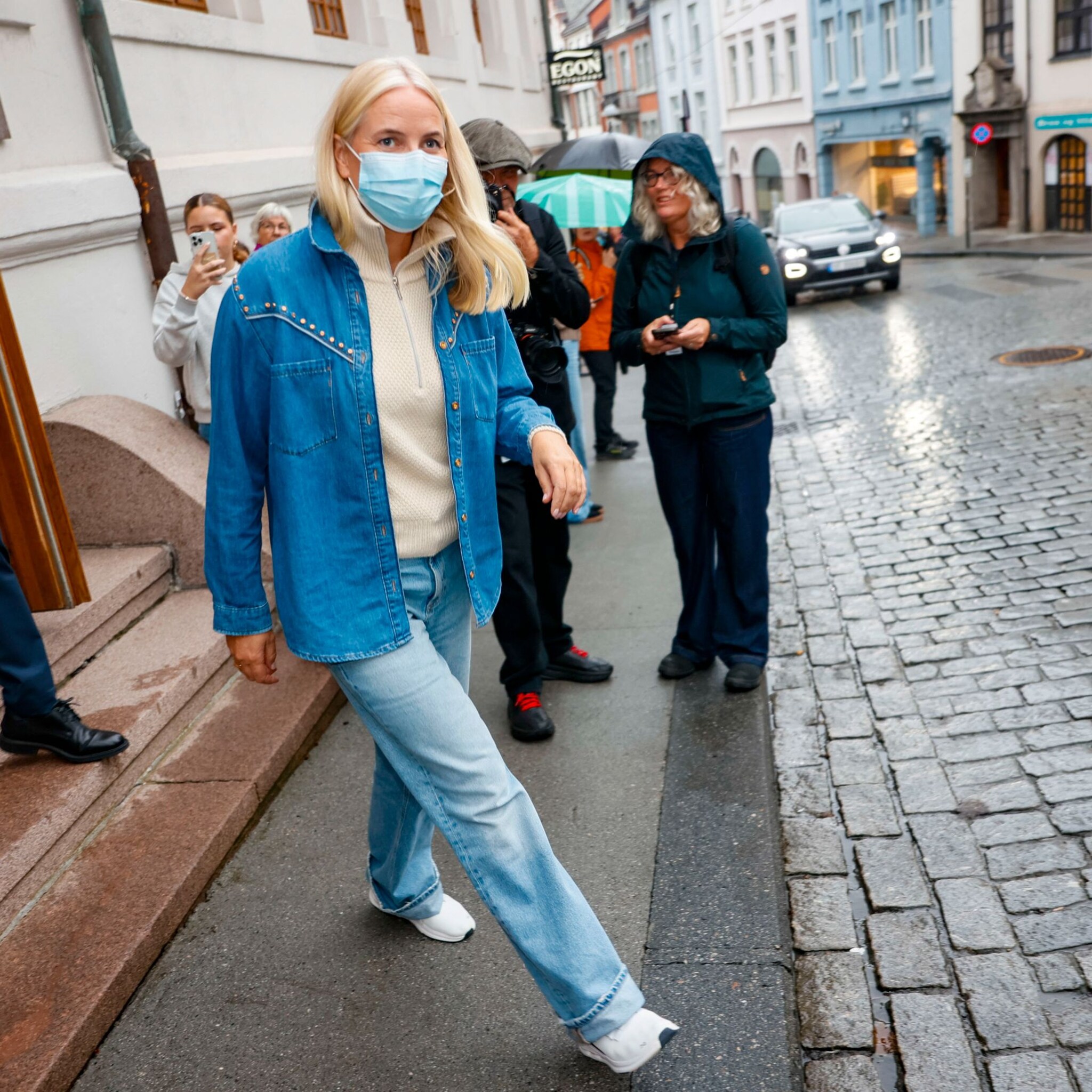 Kronprinsesse Mette-Marit på plass i Ålesund. Slik tolker bryllupsgjestene «sexy and cool».