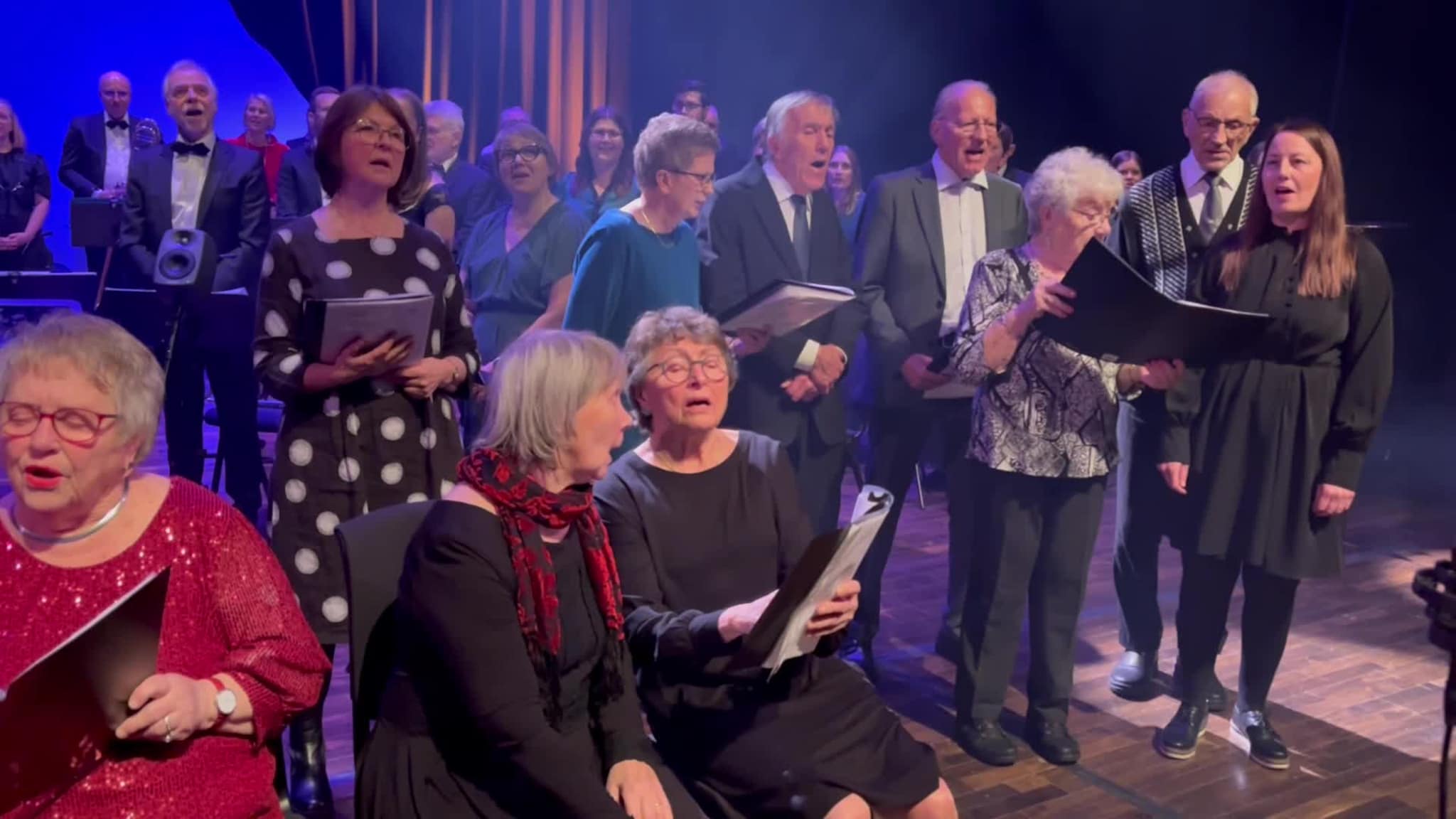 Demenskoret synger Wenche Myhres klassiker "Vi lever"