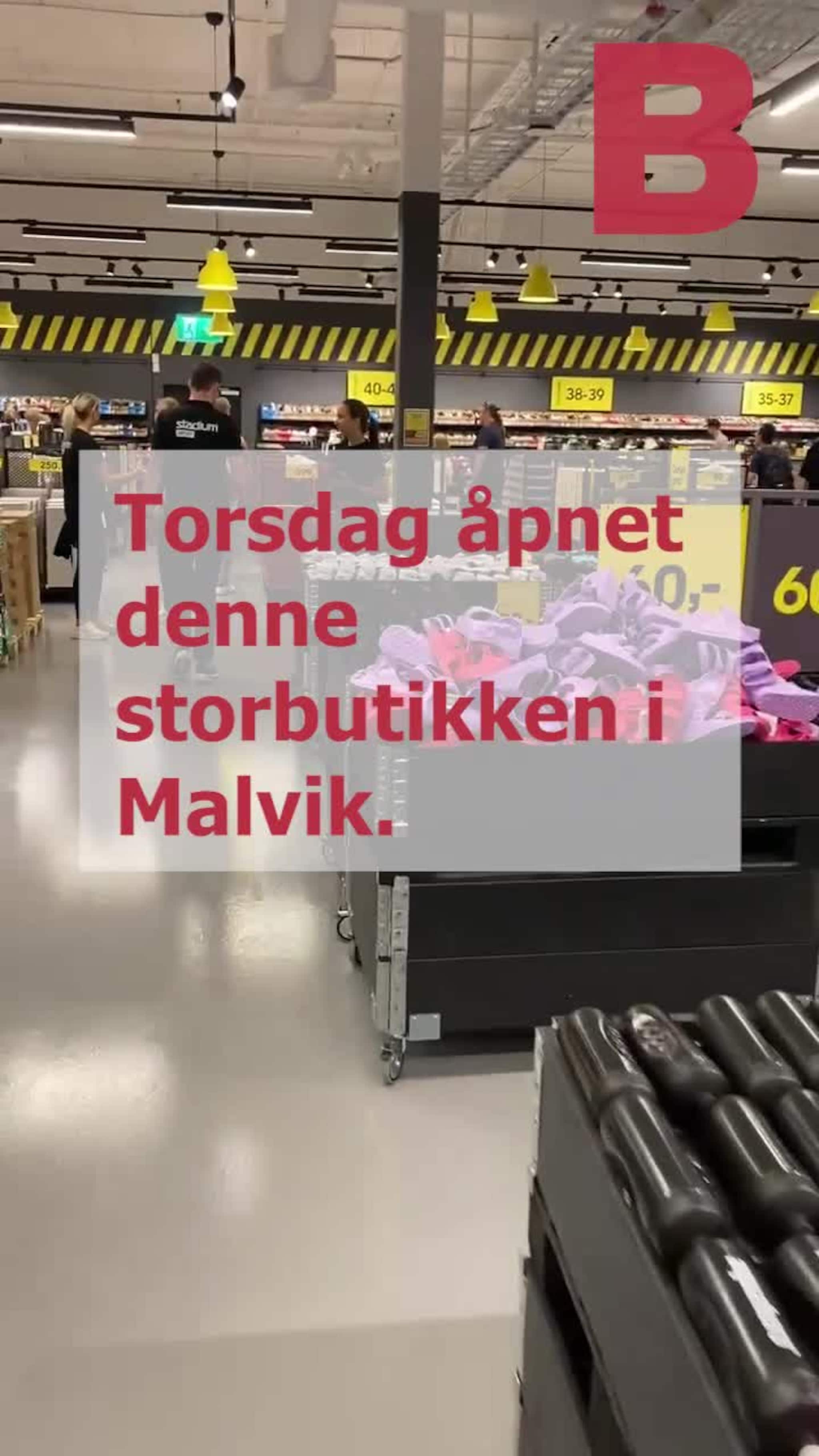 Her klappes de aller første kundene inn i nybutikken