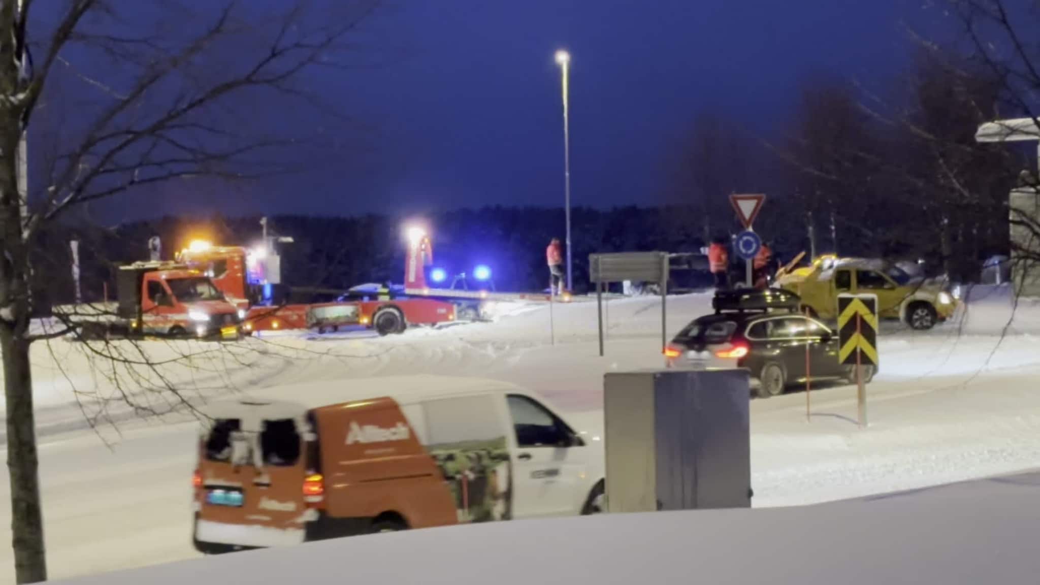 Trafikkulykke Halsøen - bil havnet midt i rundkjøringen