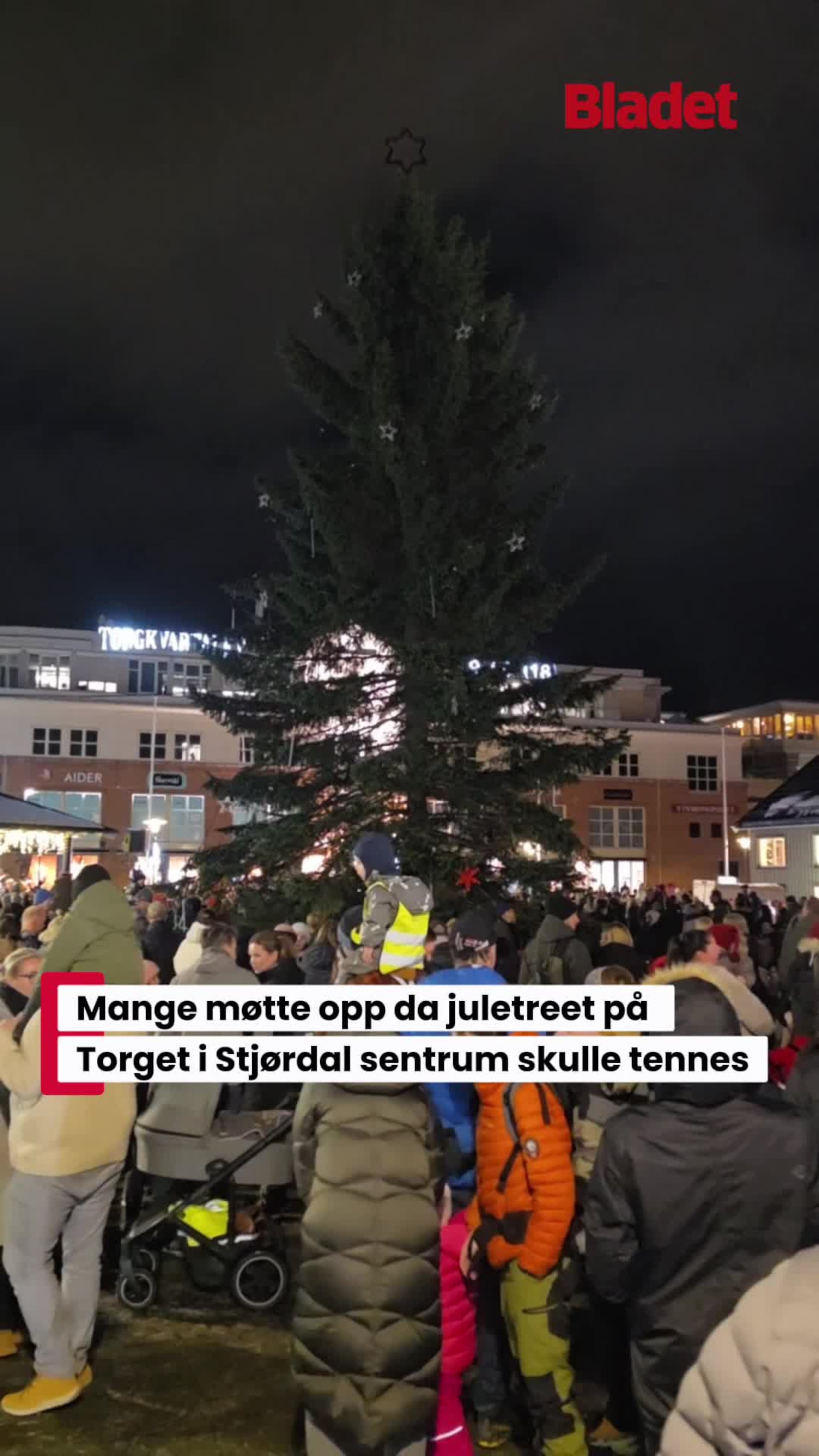 Juletreet er tent
