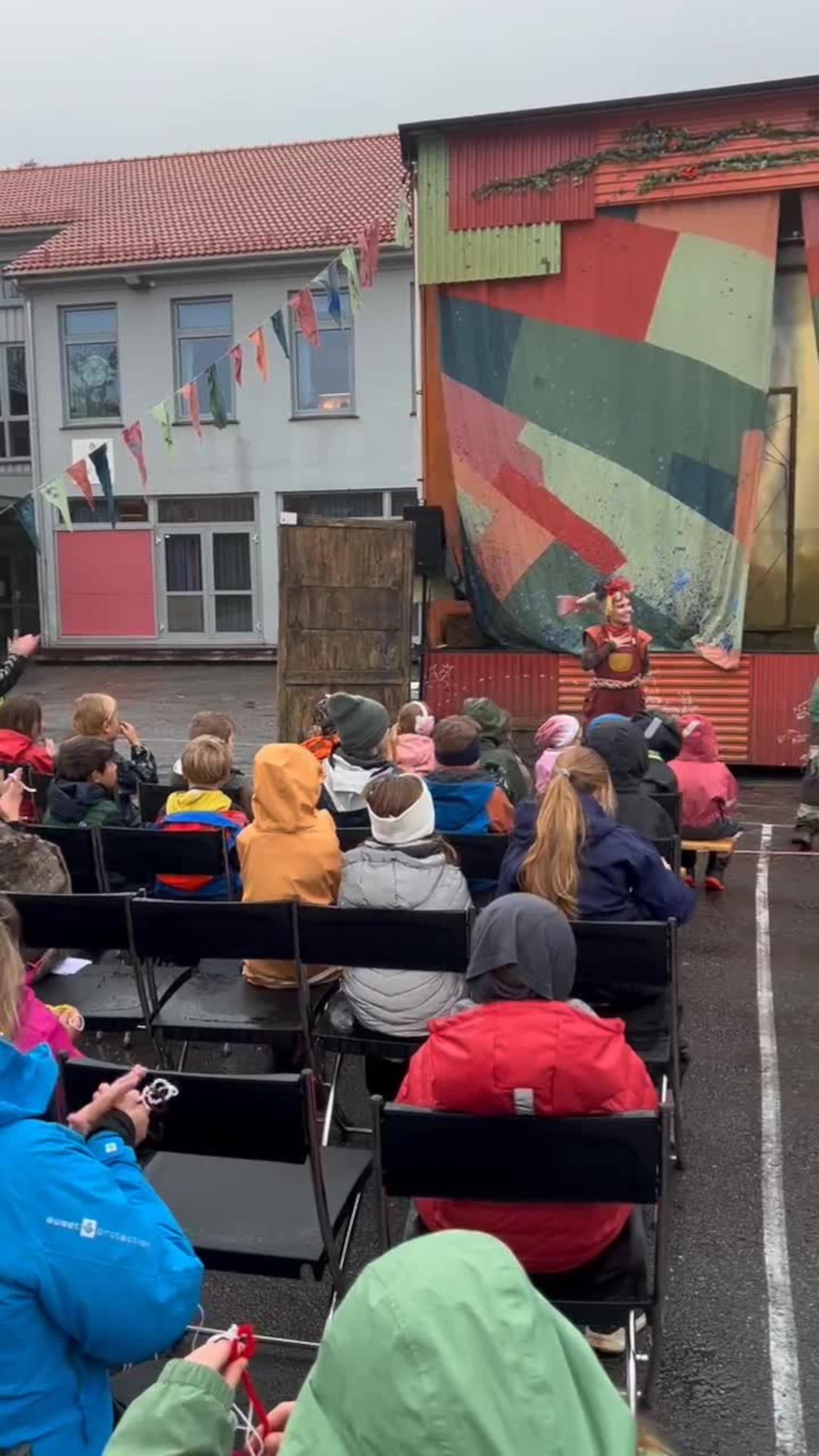 Teatertilhengaren på plass i skulegarden