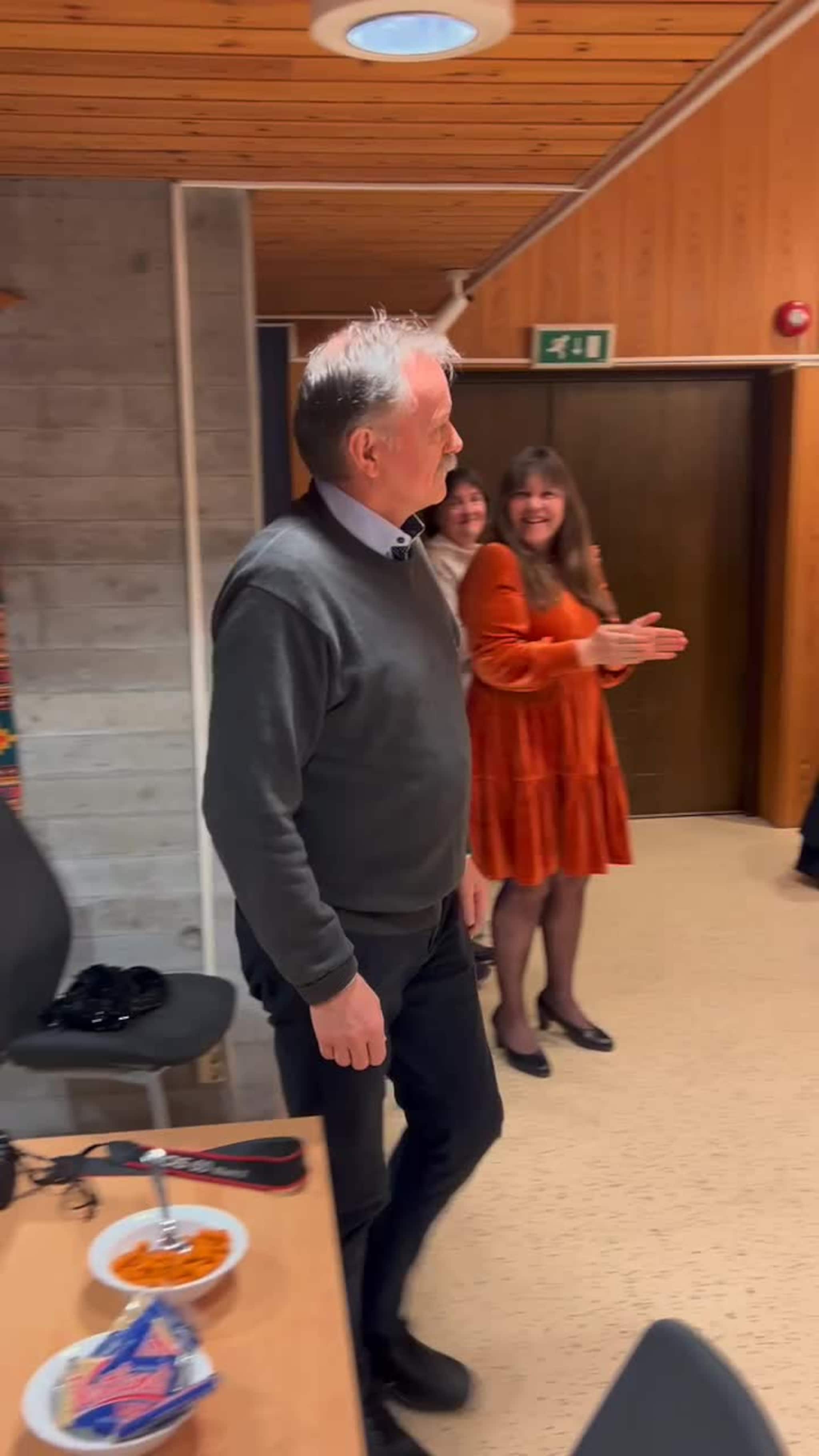 Her mottar Rune prisen Årets ostring!