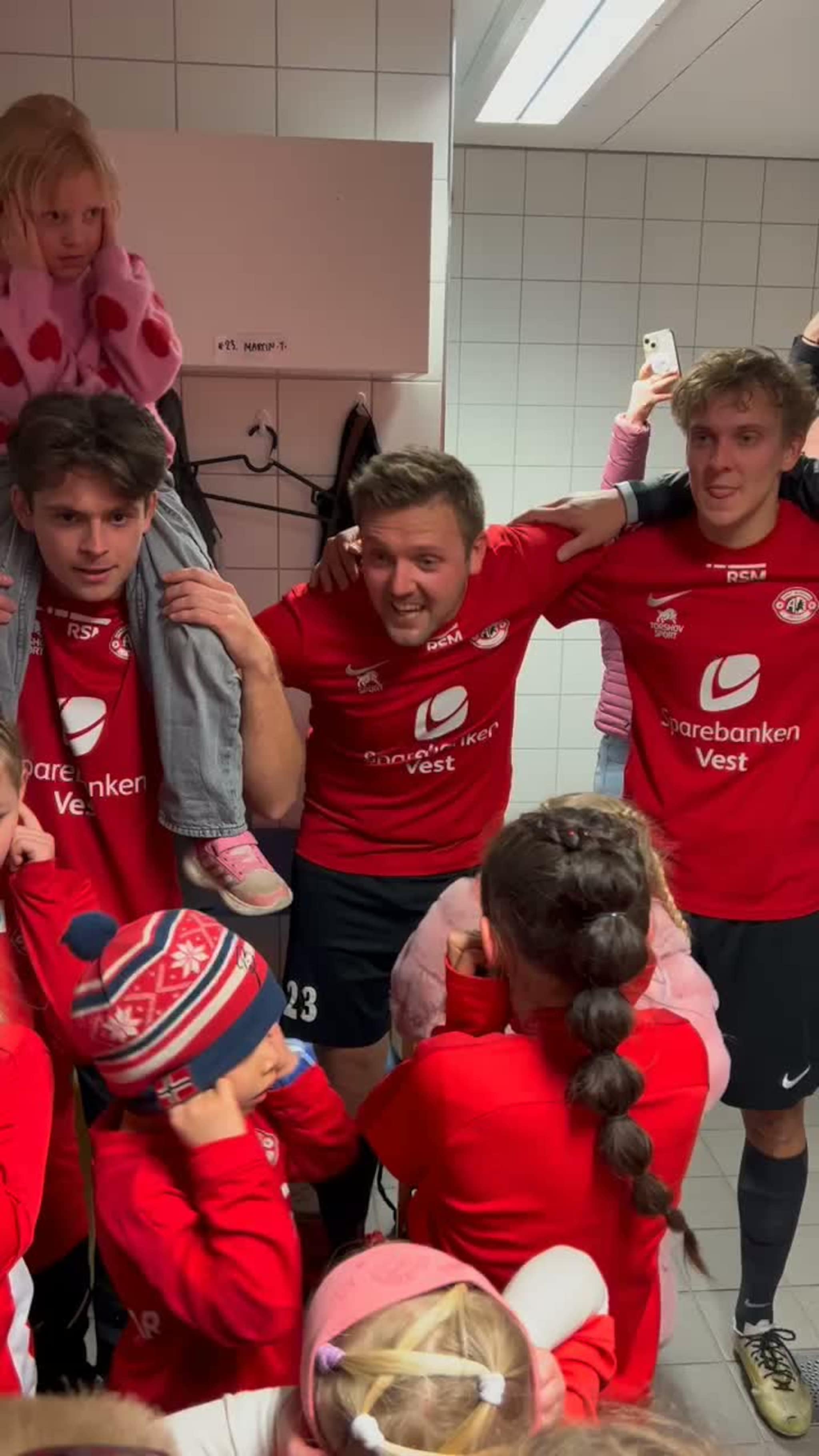 Ellevill feiring i AB-garderoben med maskottene