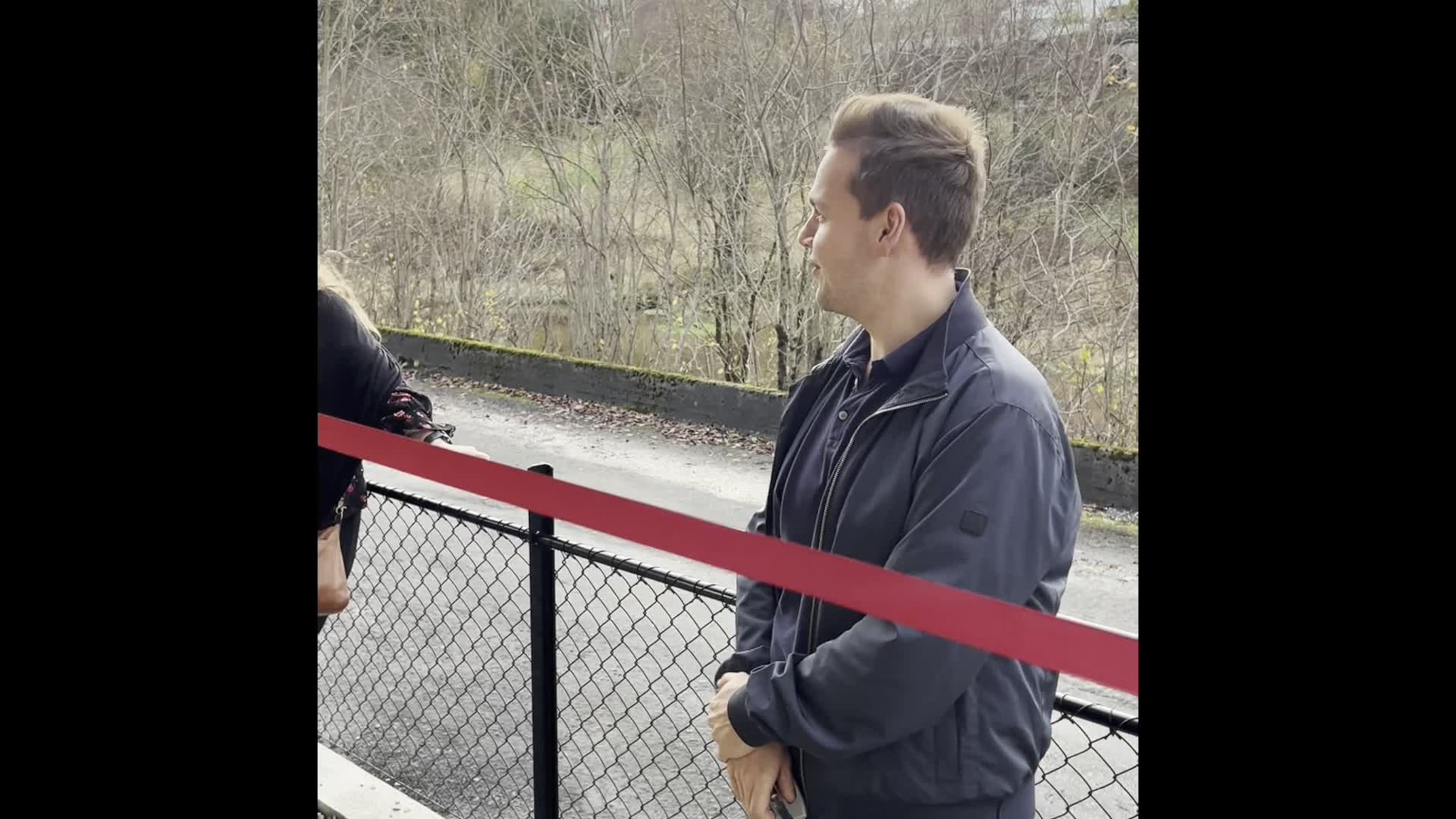 Ordførar Lars Fjeldstad klipte snora til det nye veksttunet på Valestrand