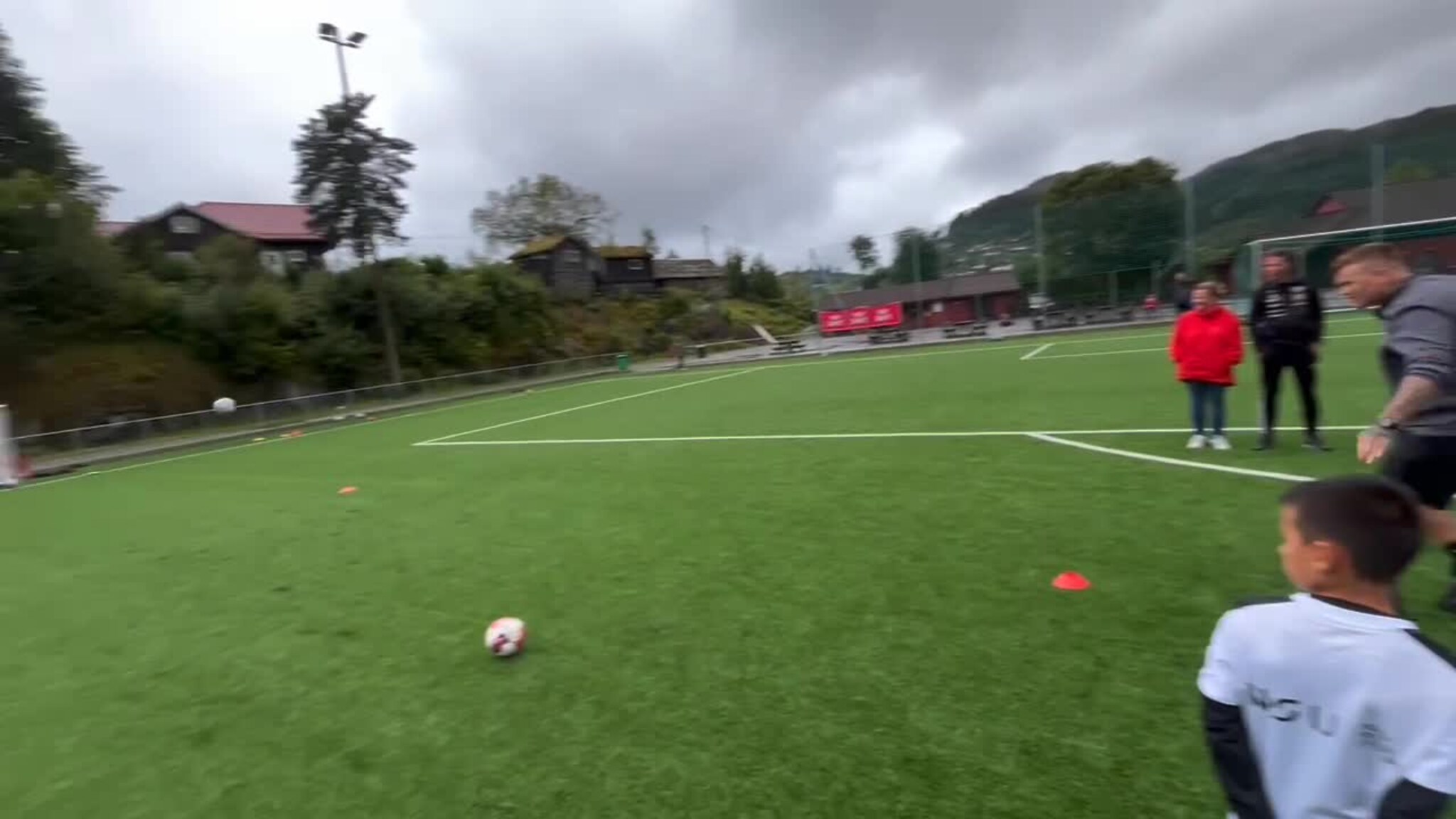 John Arne Riise viser fram godfoten