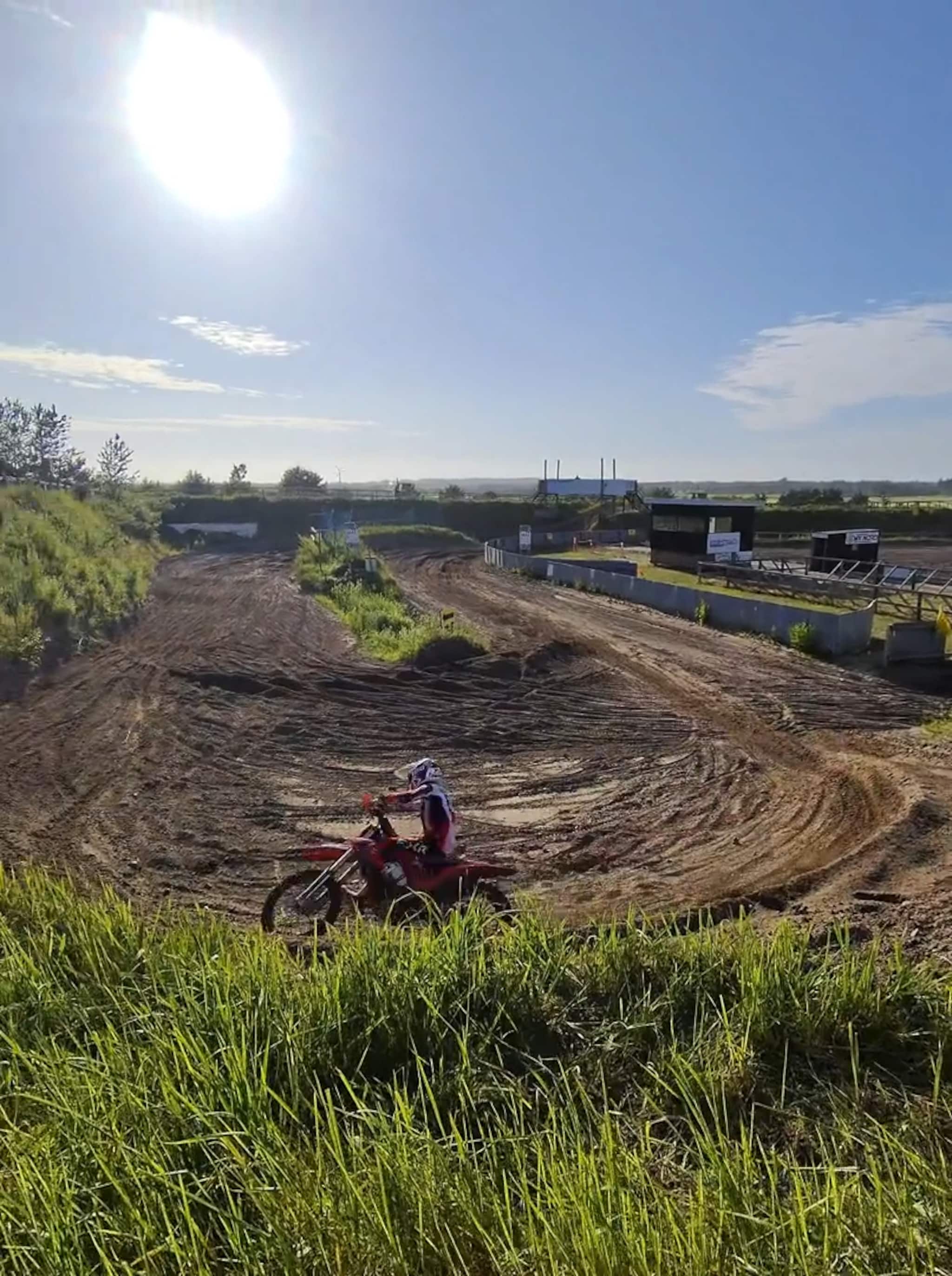 Ariel suser avgårde på motorcrossbanen