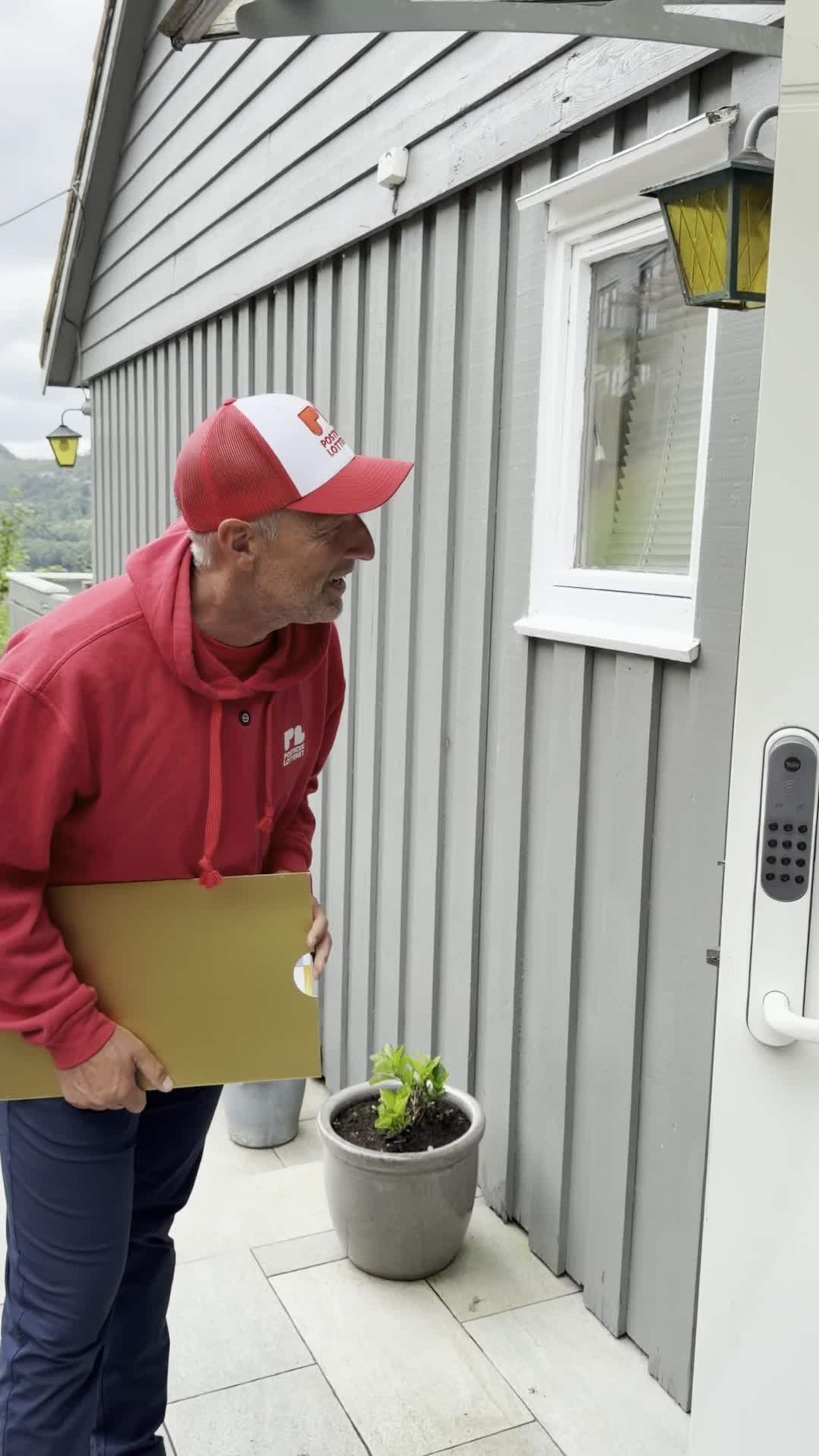 Her får Tone gladmeldinga frå lotterikjendisen