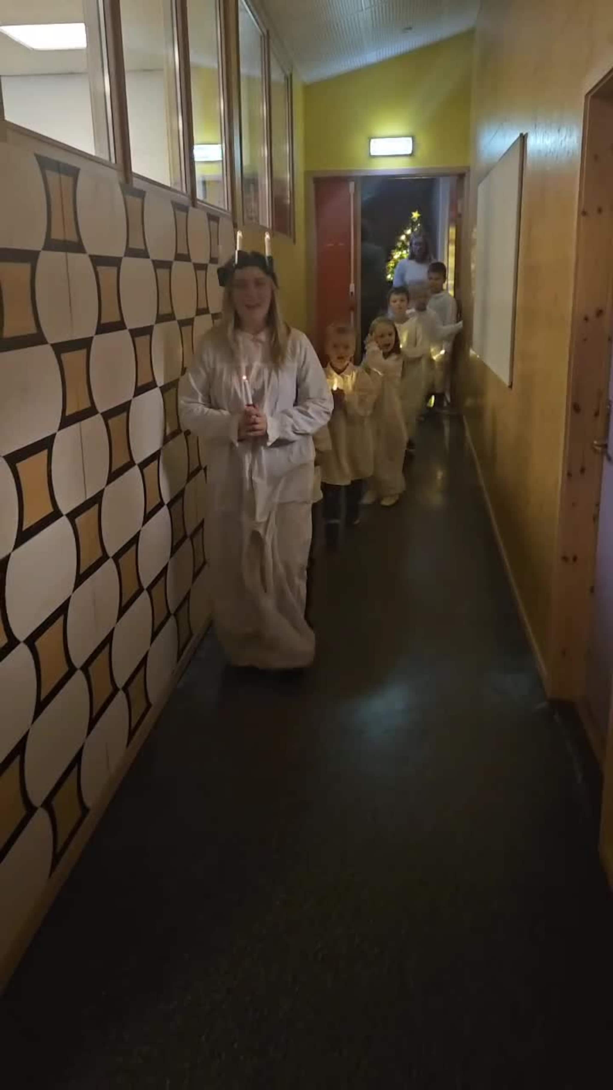 Svart senker natten seg