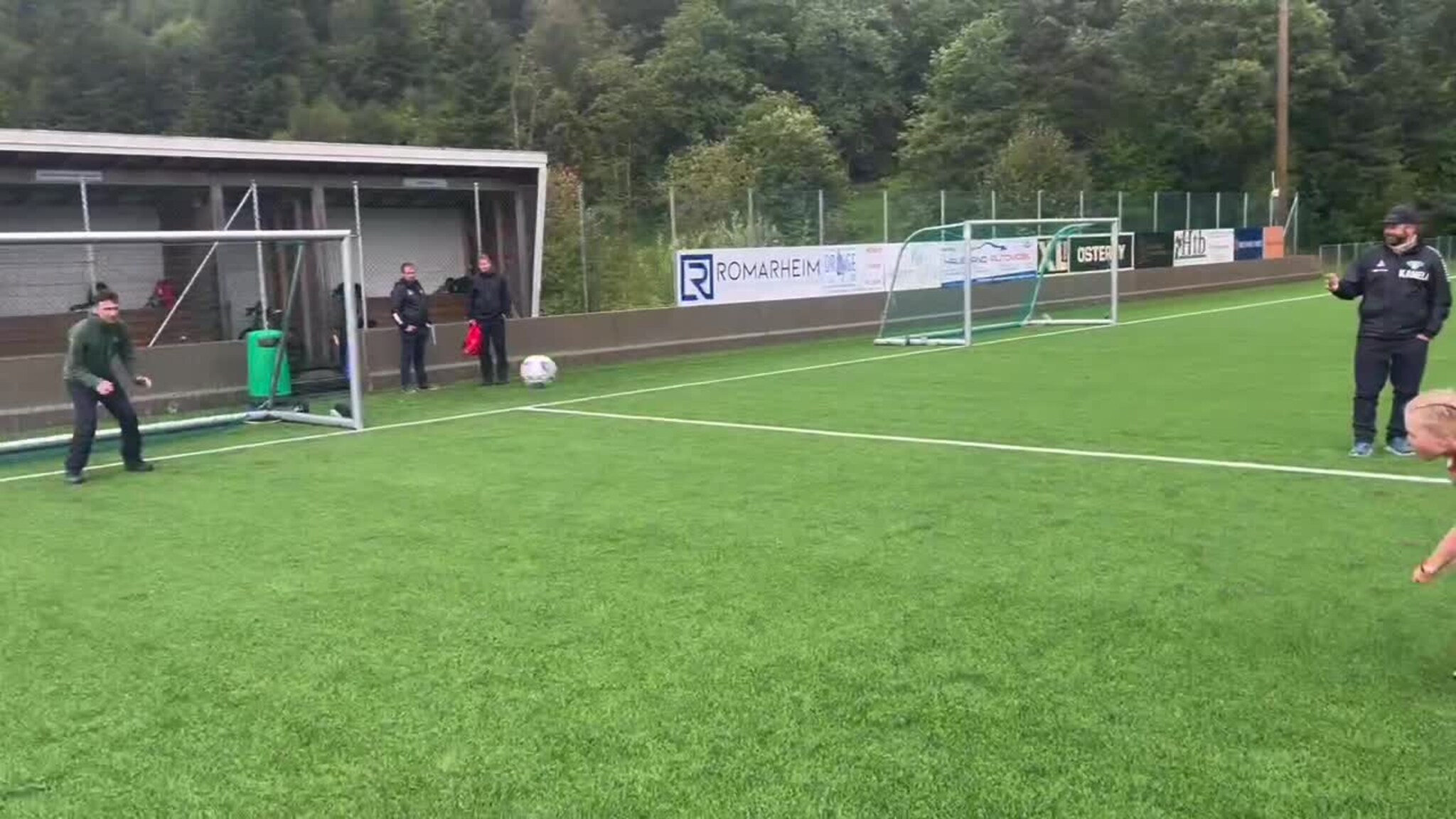 Ungane får prøve seg på verdas/Valestrands (!?) beste keeper