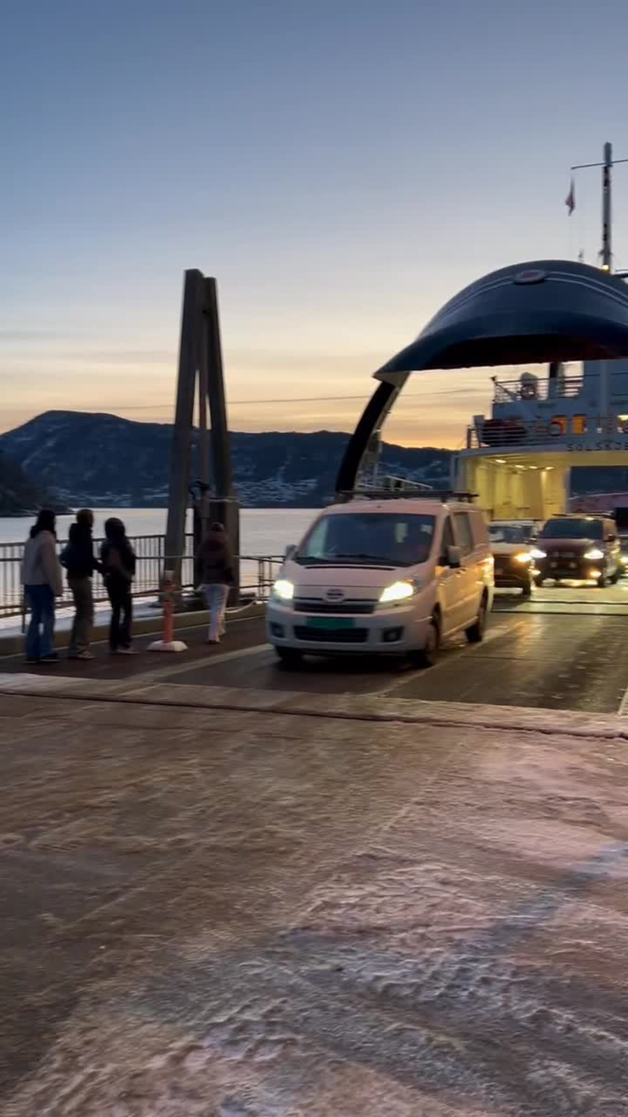 Her kjem dei første bilane med "nyeferja"