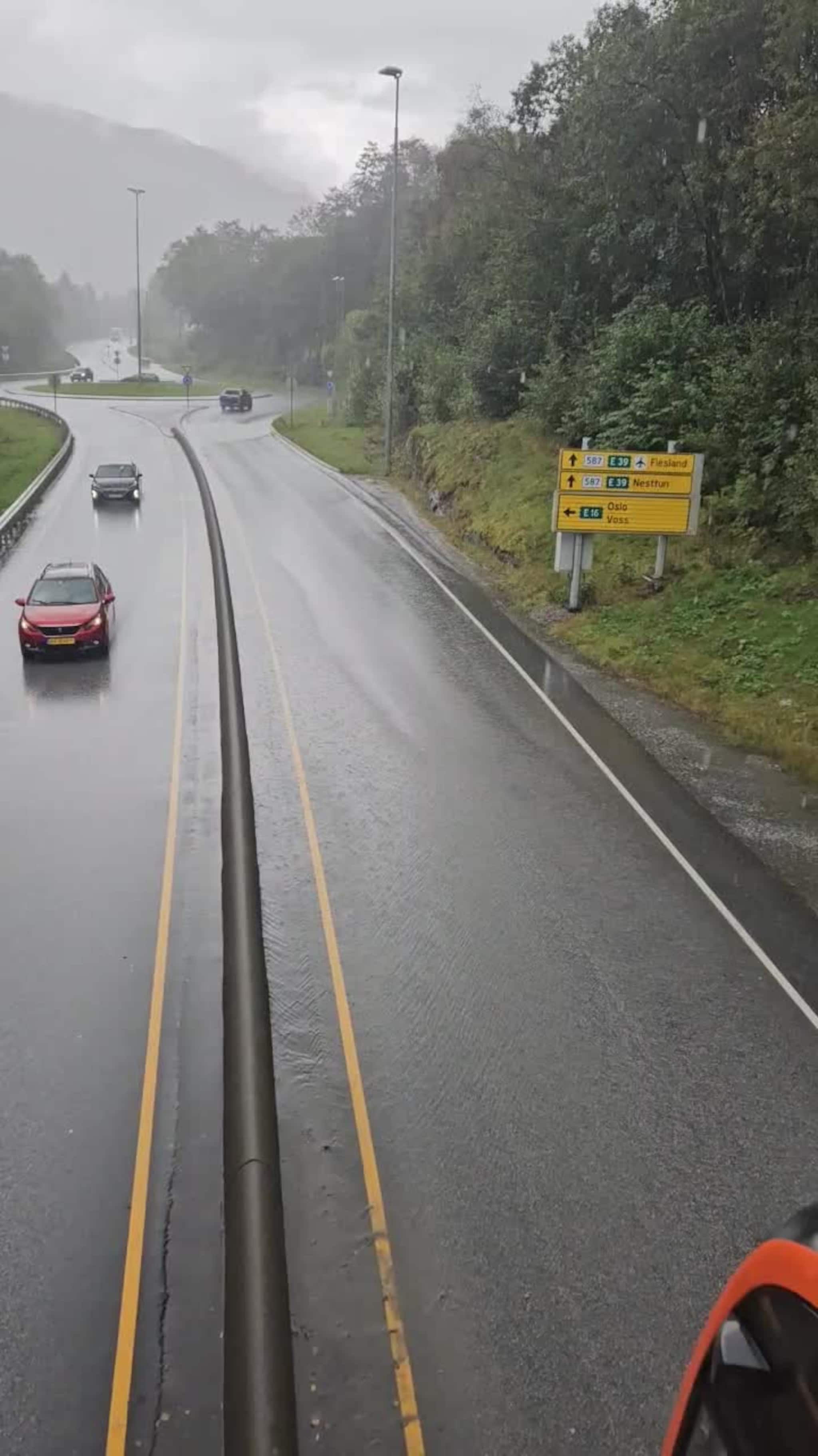 Kjempedam i plaskregnet (Bilder/video fra vær og vind? tips@bygdanytt.no)