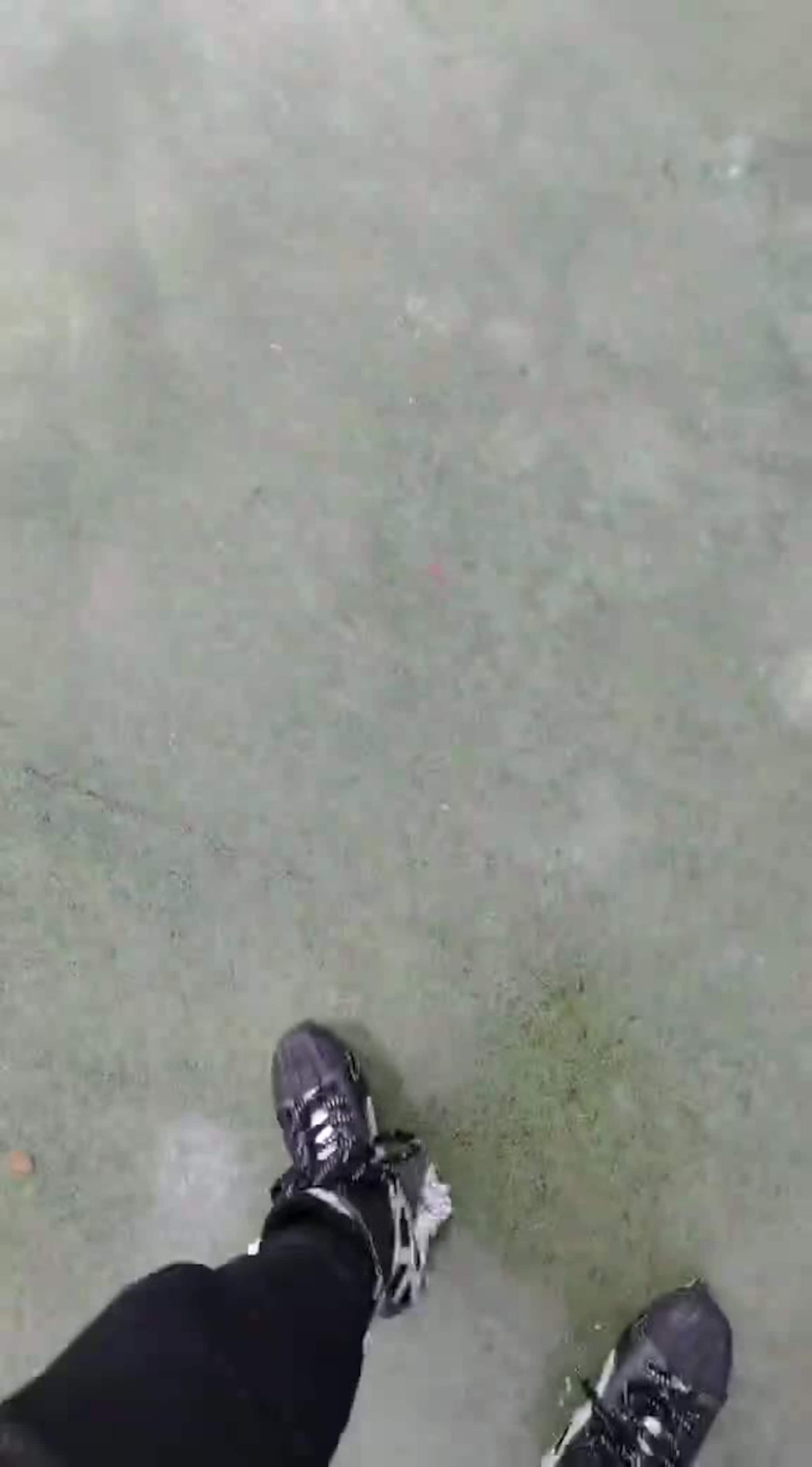 Her går dei på skøyter på tennisbana