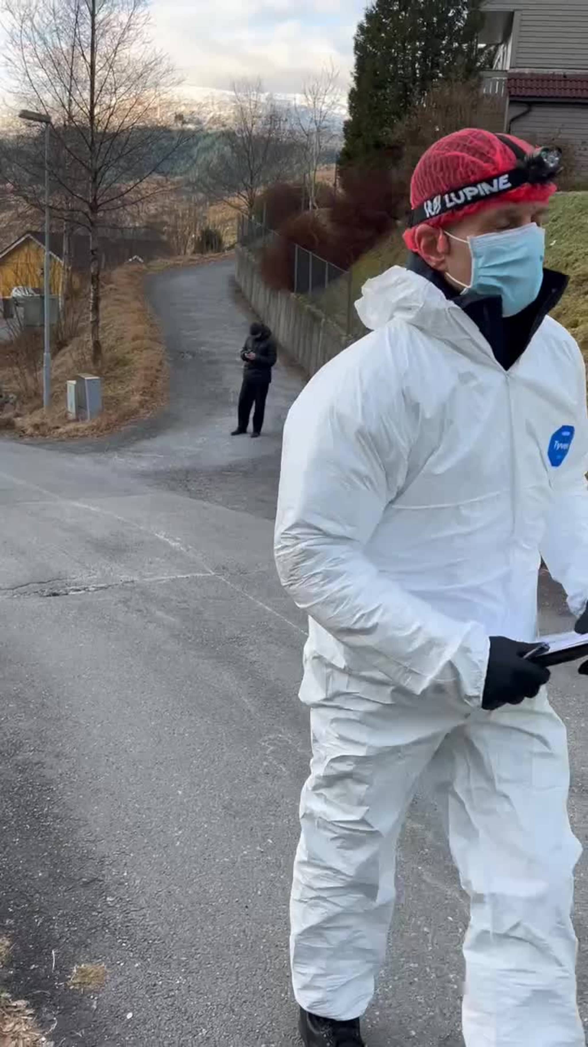 Krimteknikere på vei mot åstedet i Arna