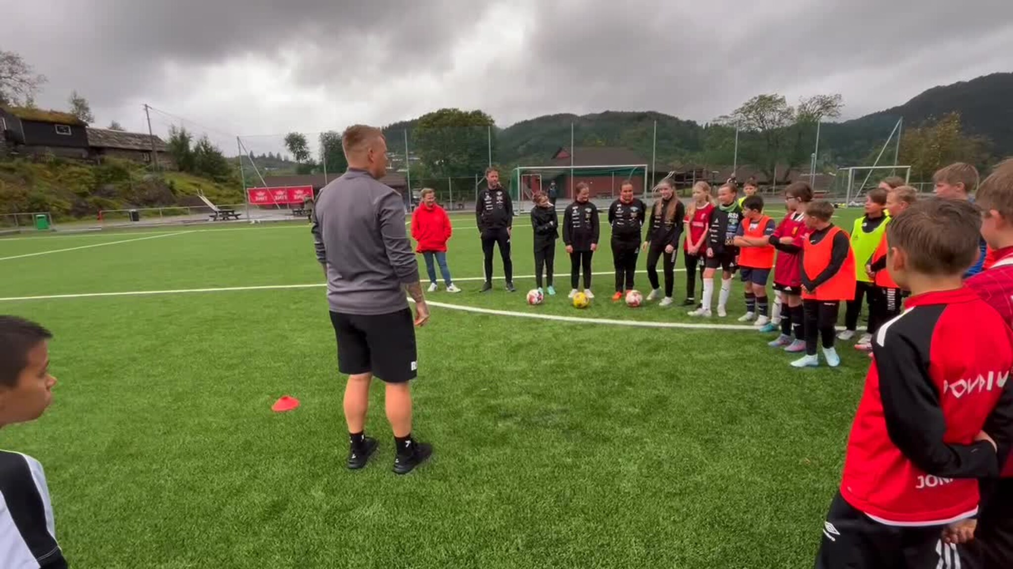 John Arne Riise lærer vekk gode pasningar