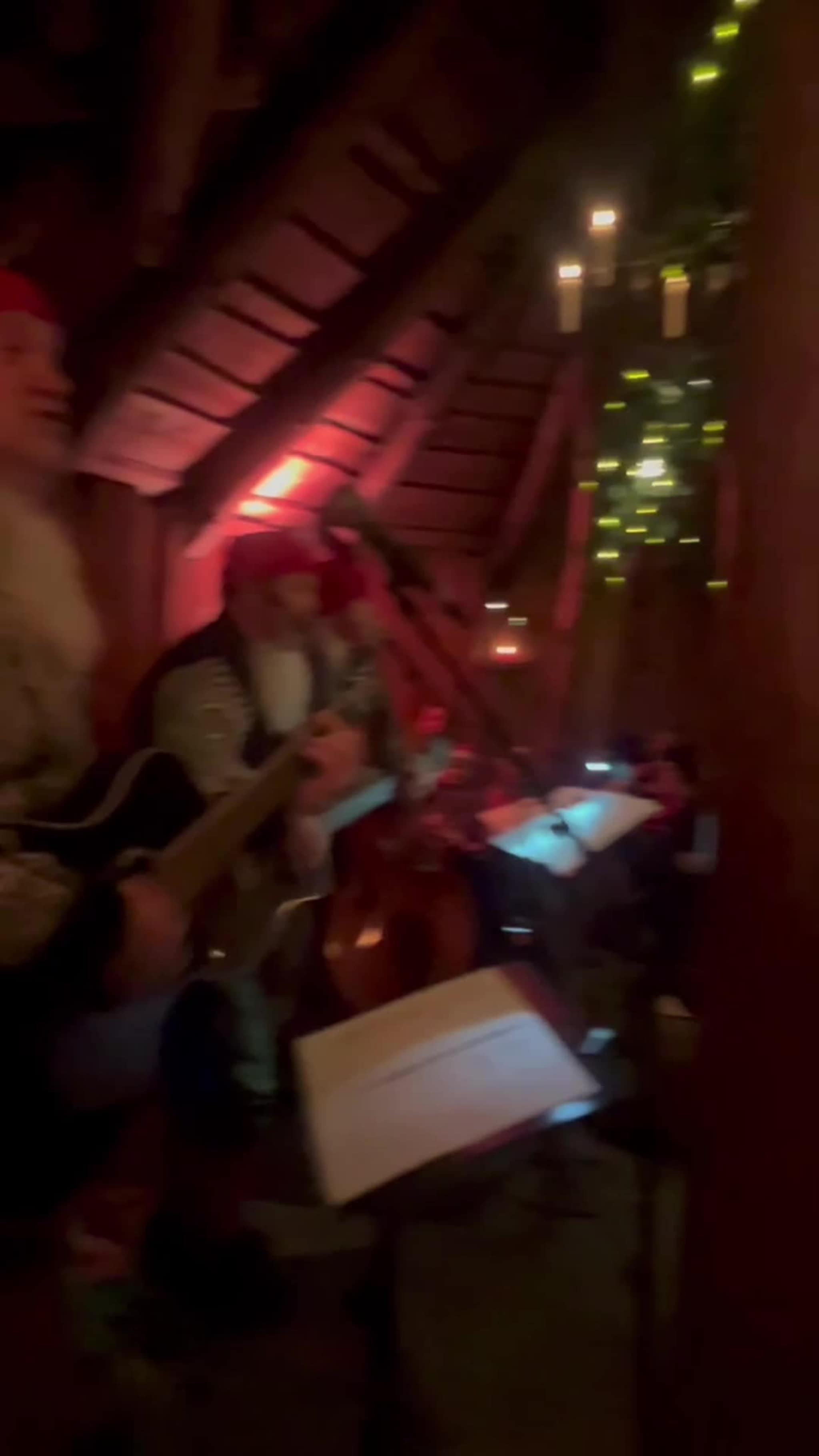 Nissene synger «Bjelleklang» og «Jeg gikk meg over sjø og land» i gammen.