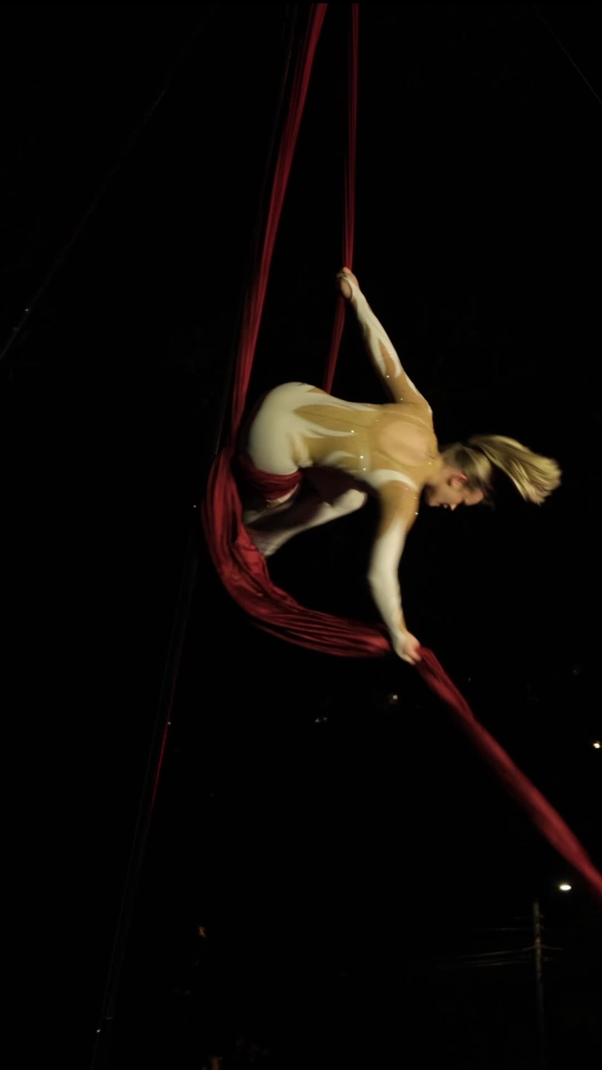 Elise Haugland danser i luften over Arna