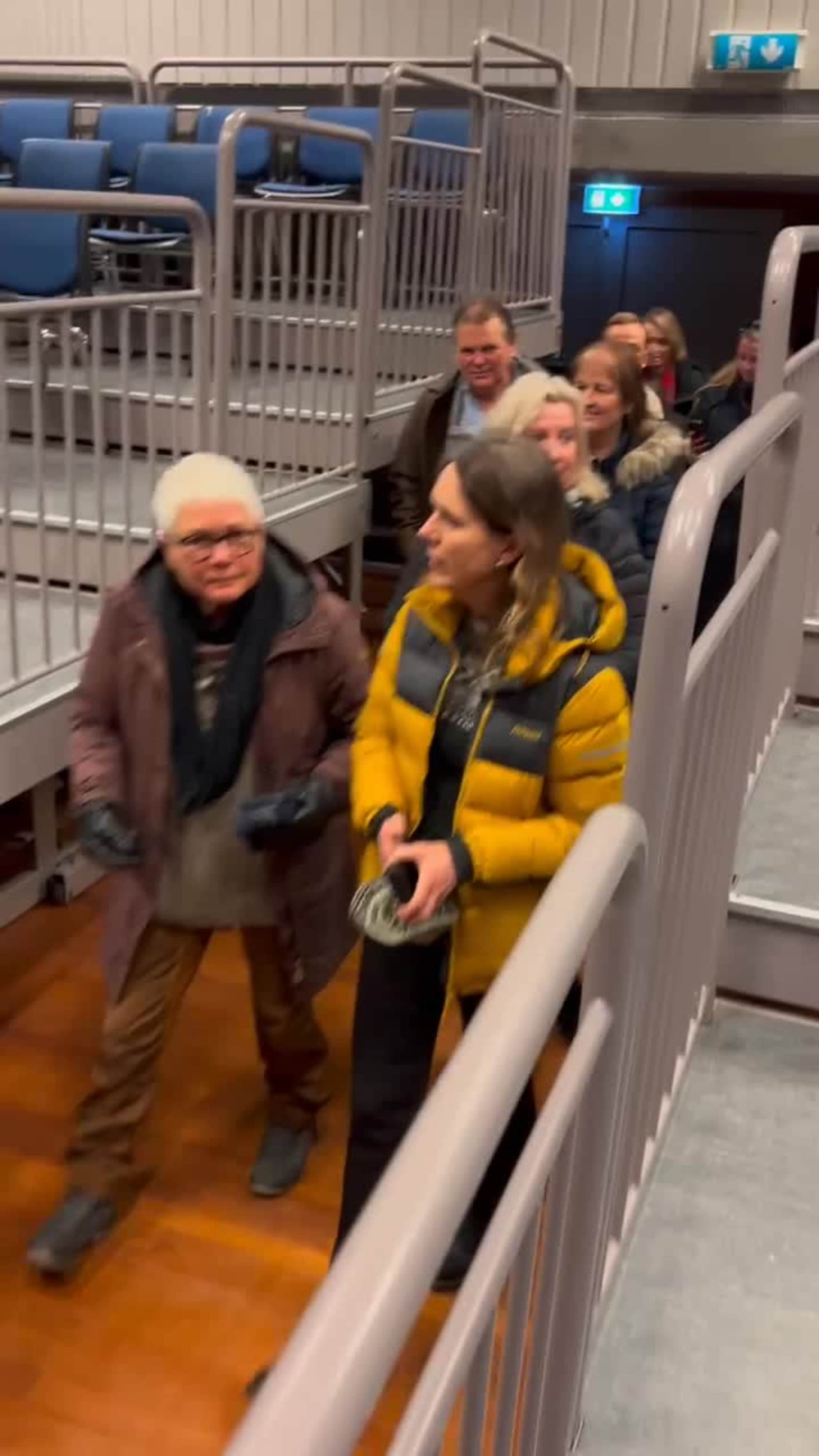 Folk fossar inn i aulaen for å sjå og høyre på TV-kjendisen