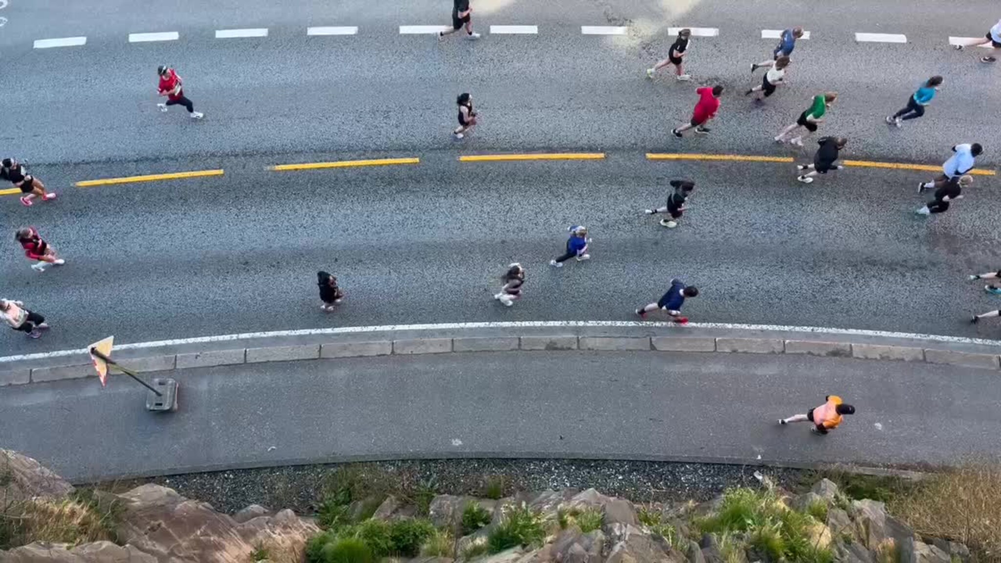 Fugleperspektiv over maratonløparane