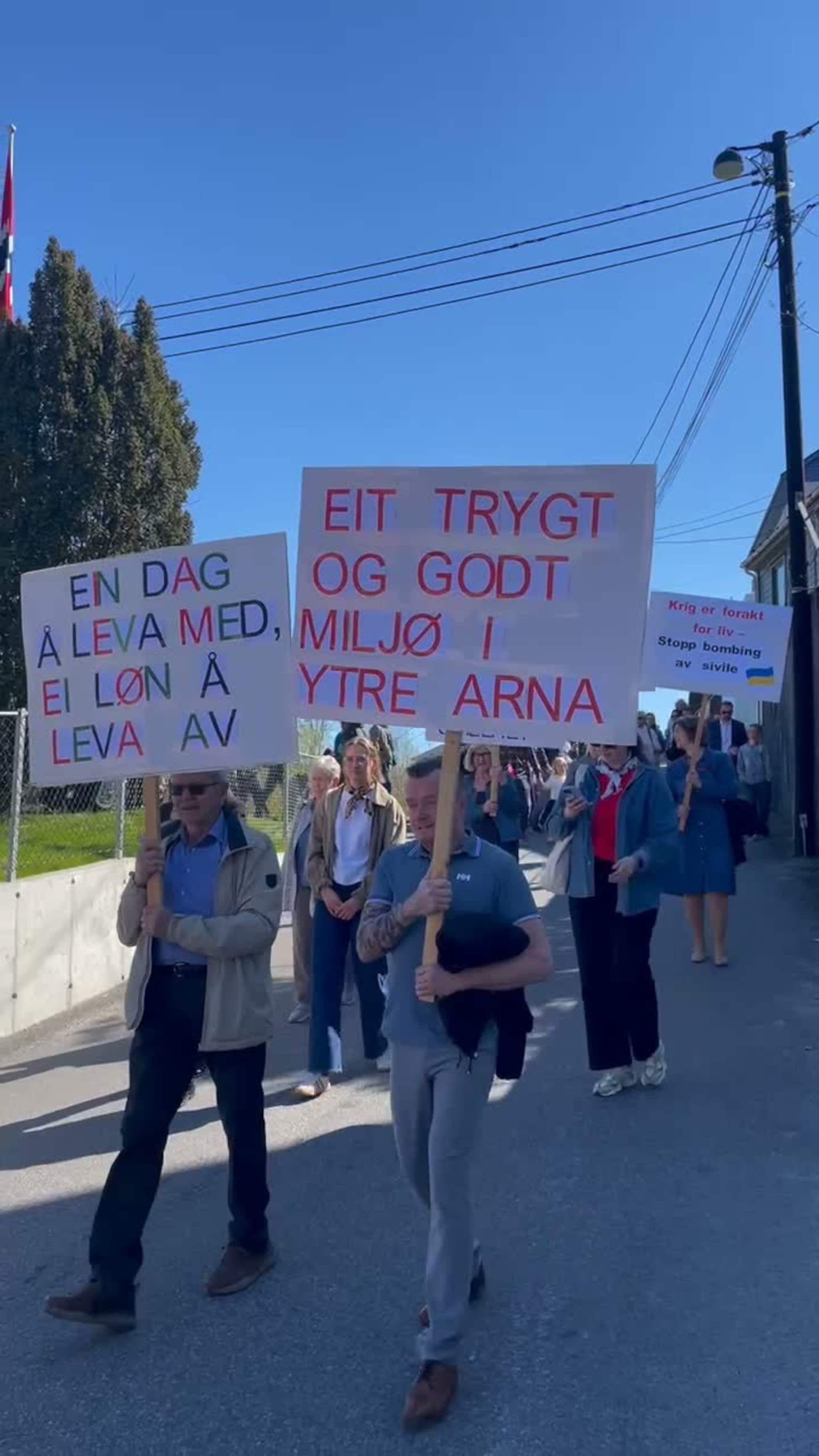 Ytre Arnas befolkning samlet seg til kamprop på 1. mai