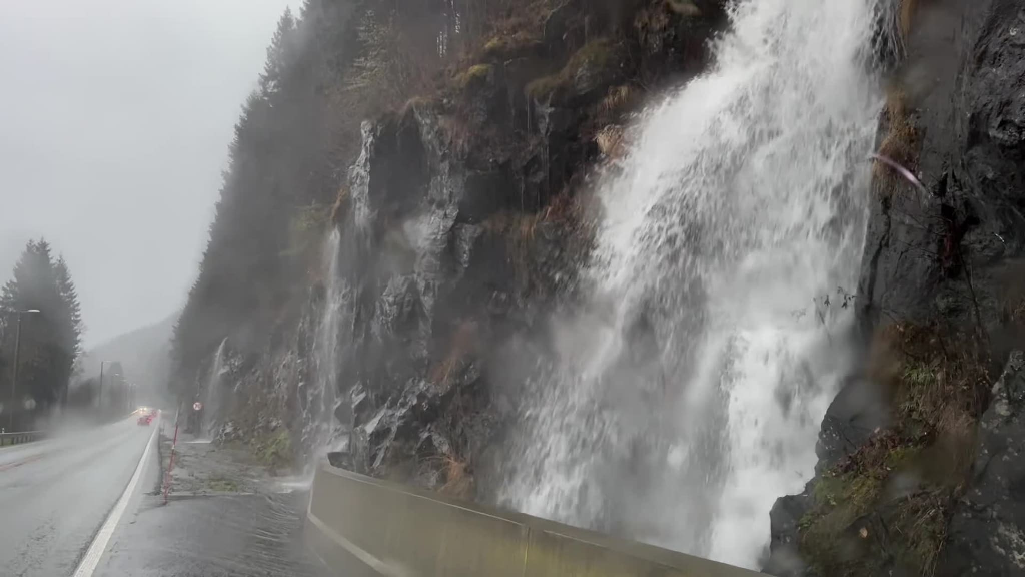 Vatn fossar ned på E16
