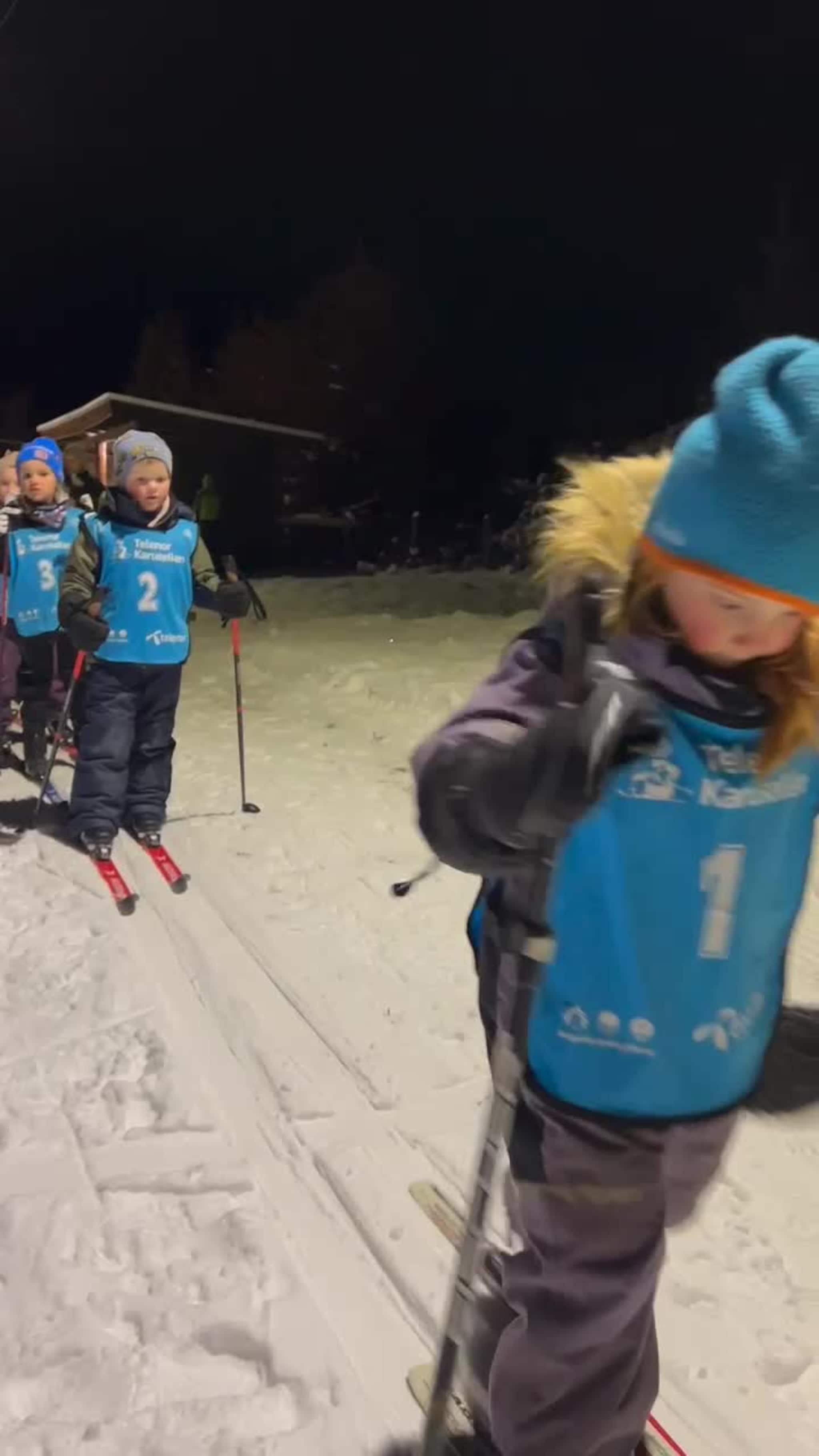 Her debuterer Elly (5) i sitt første skirenn