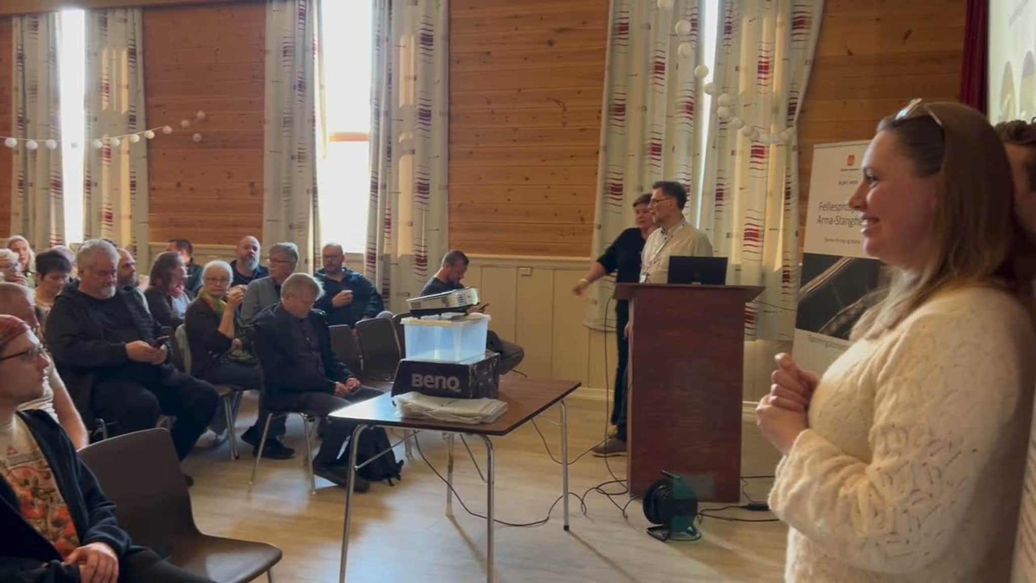 Stappfullt forsamlingshus på Trengereid