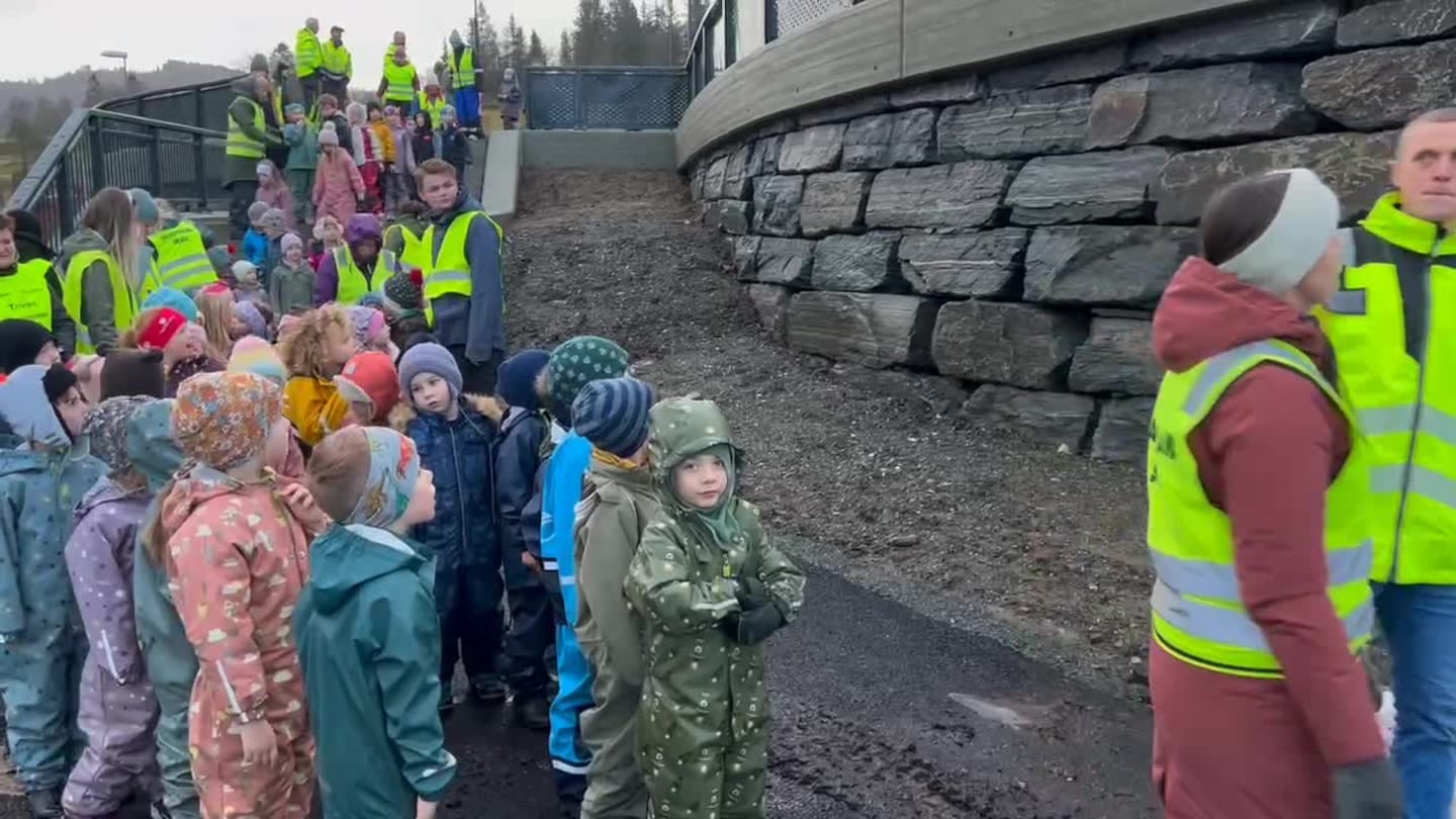 Elevar frå barneskulen og ungdomsskulen var samla